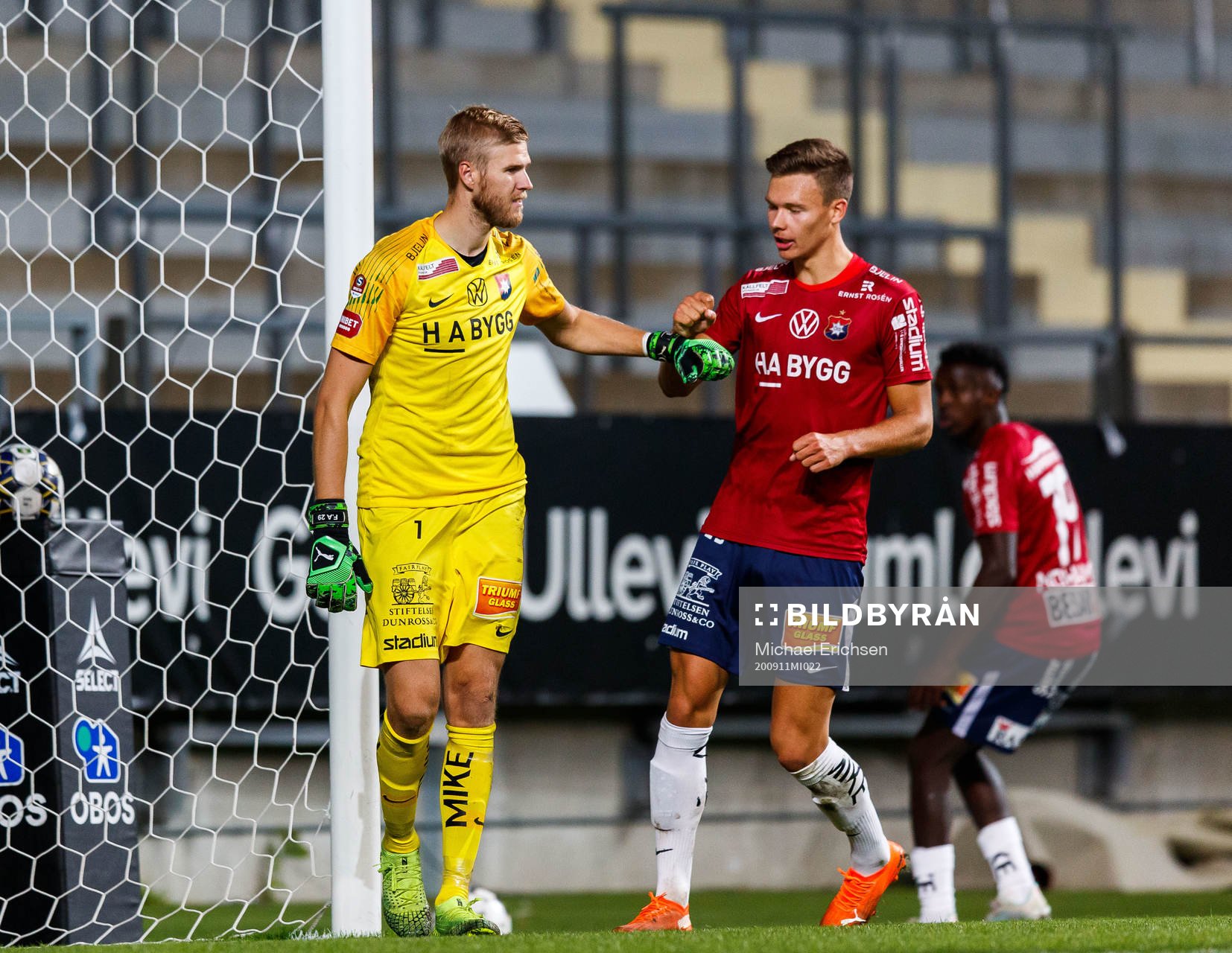 Örgrytes målvakt Fredrik Andersson jublar med Arvid Brorsson efter en räddad straff under fotbollsmatchen i Superettan mellan Örgryte och Ljungskile den 11 september 2020 i Göteborg.