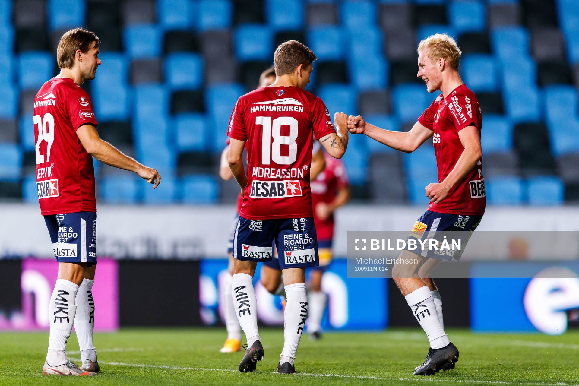 Örgrytes Anton Andreasson jublar med Adam Bergmark Wiberg