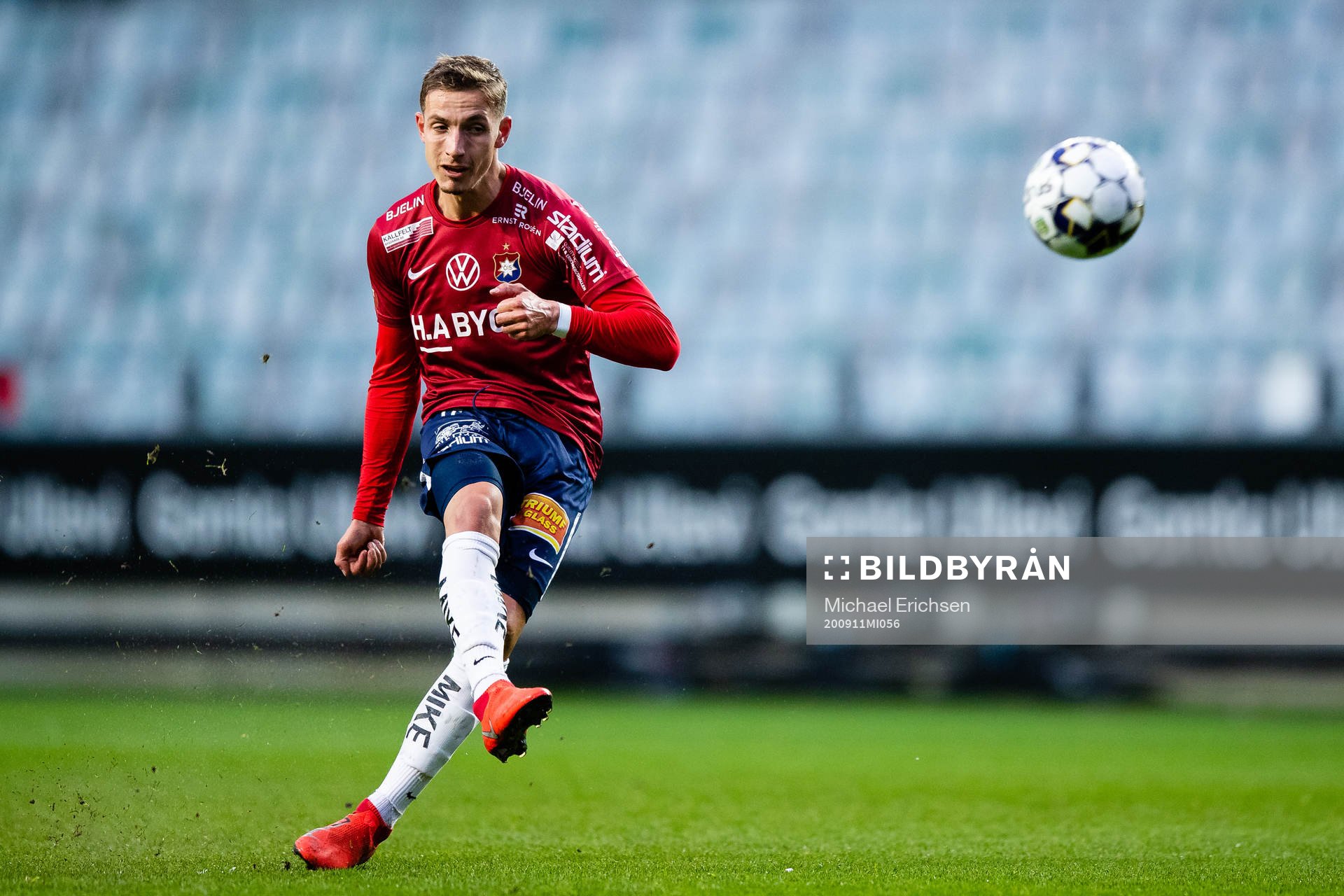 Örgrytes Lukas Browning Lagerfeldt med en frispark