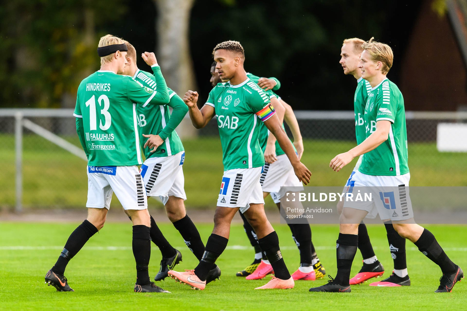 Brages Seth Kanteh Hellberg jublar med lagkamrater