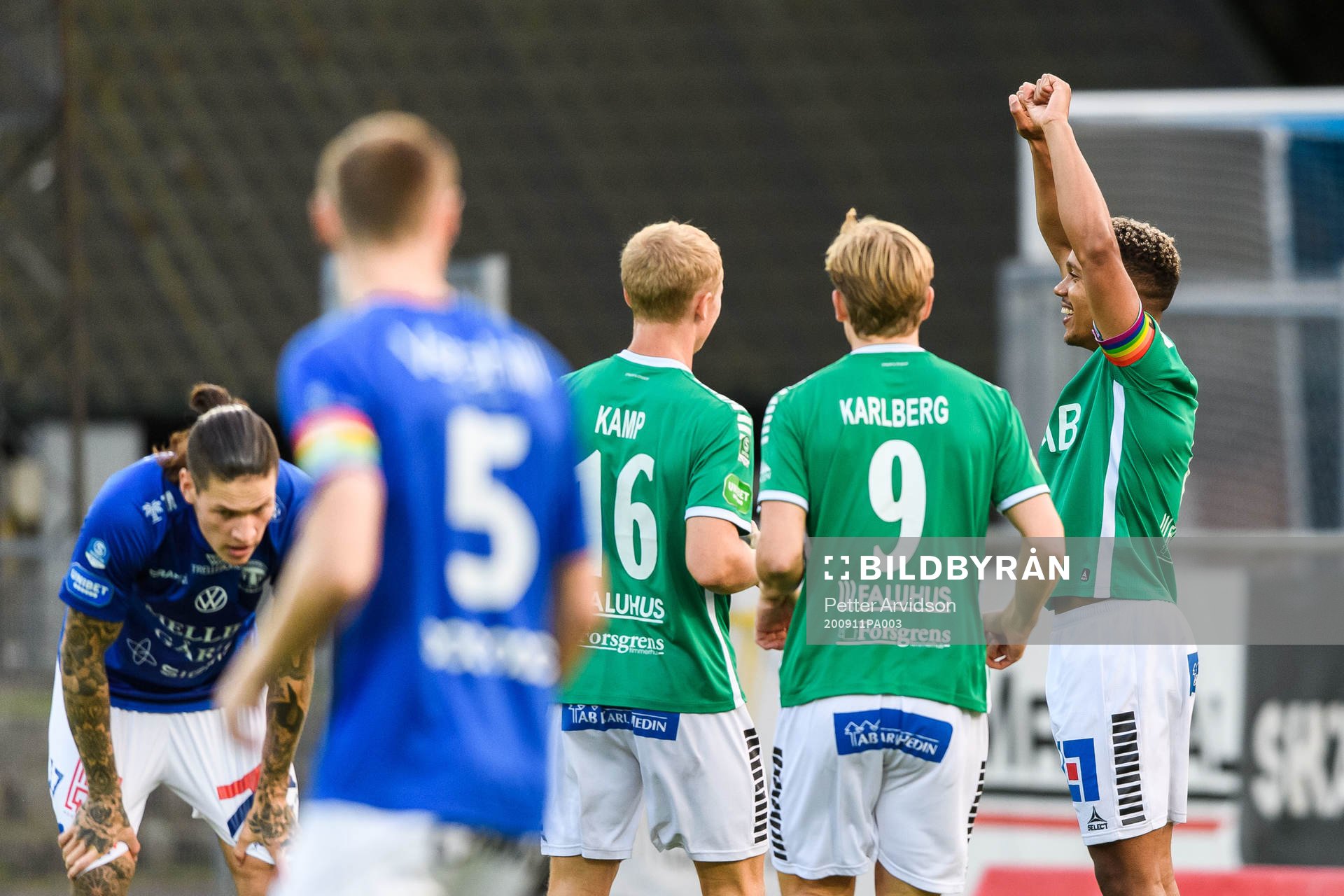 Brages Seth Kanteh Hellberg jublar med lagkamrater