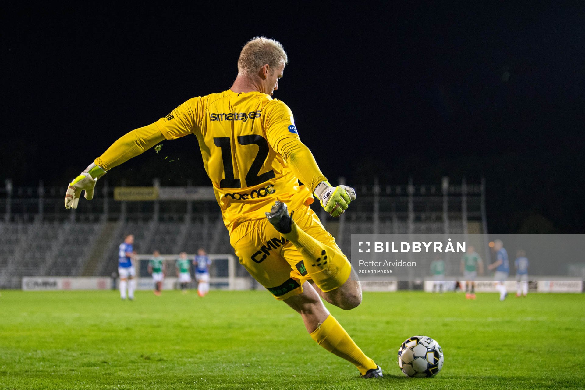 Trelleborgs målvakt Hampus Nilsson med en utspark