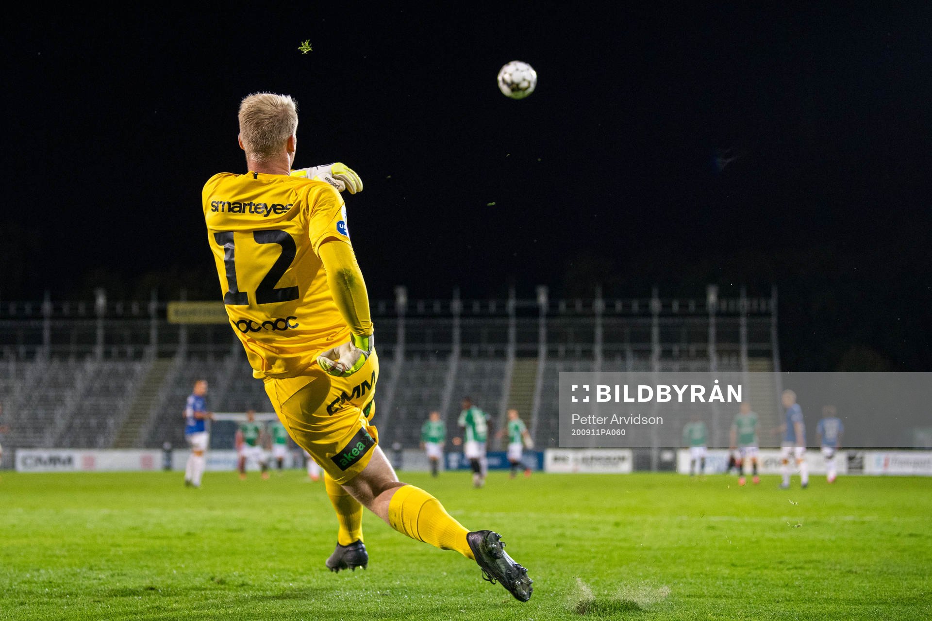 Trelleborgs målvakt Hampus Nilsson med en utspark