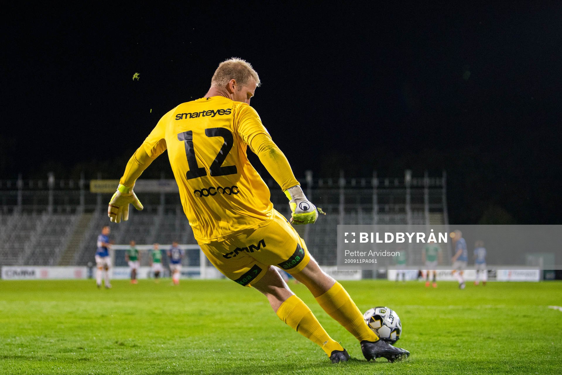 Trelleborgs målvakt Hampus Nilsson med en utspark