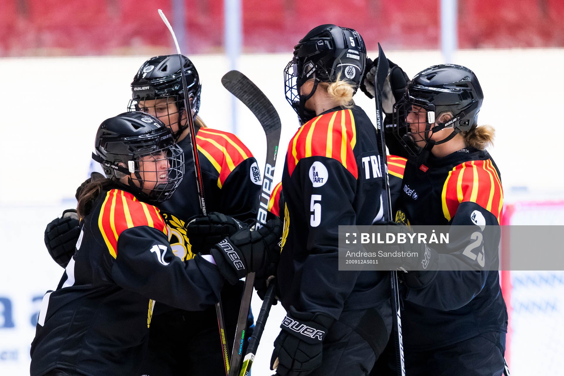 Brynäs Jaycee Gebhard (v) gör 2-1 och gratuleras av