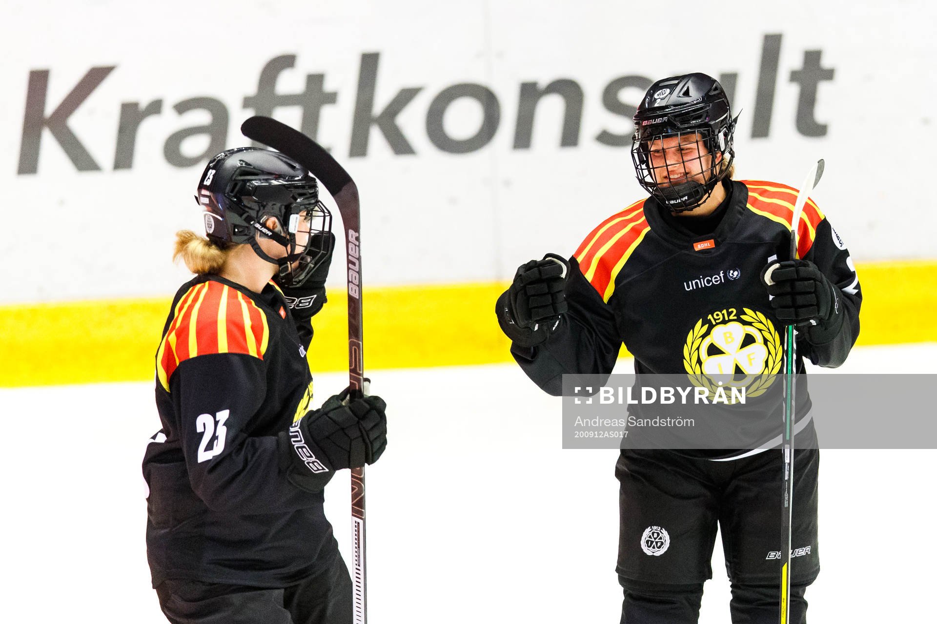 Brynäs Emma Forsgren (th) jublar med Maja Nylén-Persson