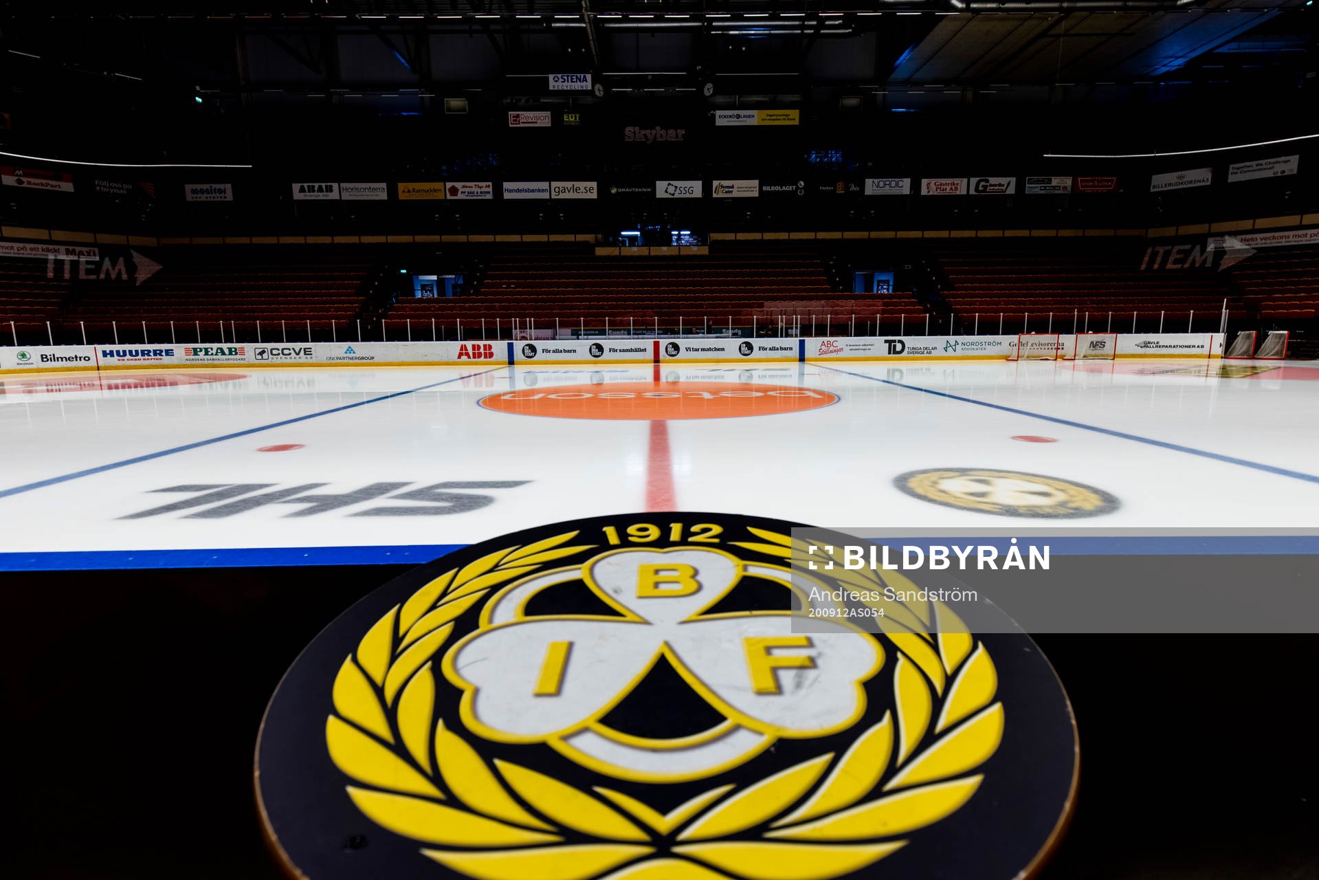 Ett bord med Brynäs klubbmärke inne på Monitor ERP Arena