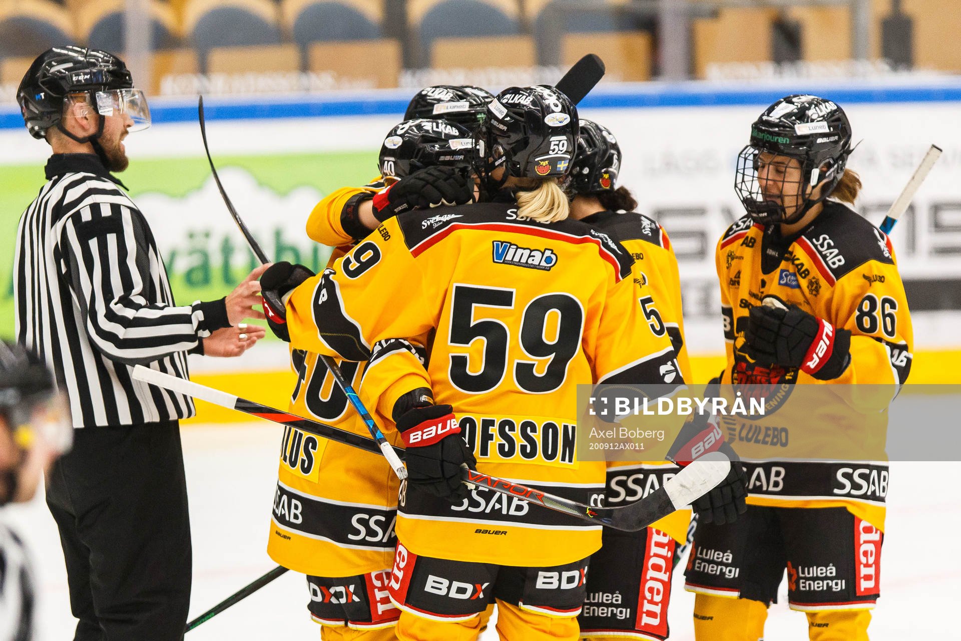 Luleås Emma Nordin jublar med lagkamrater