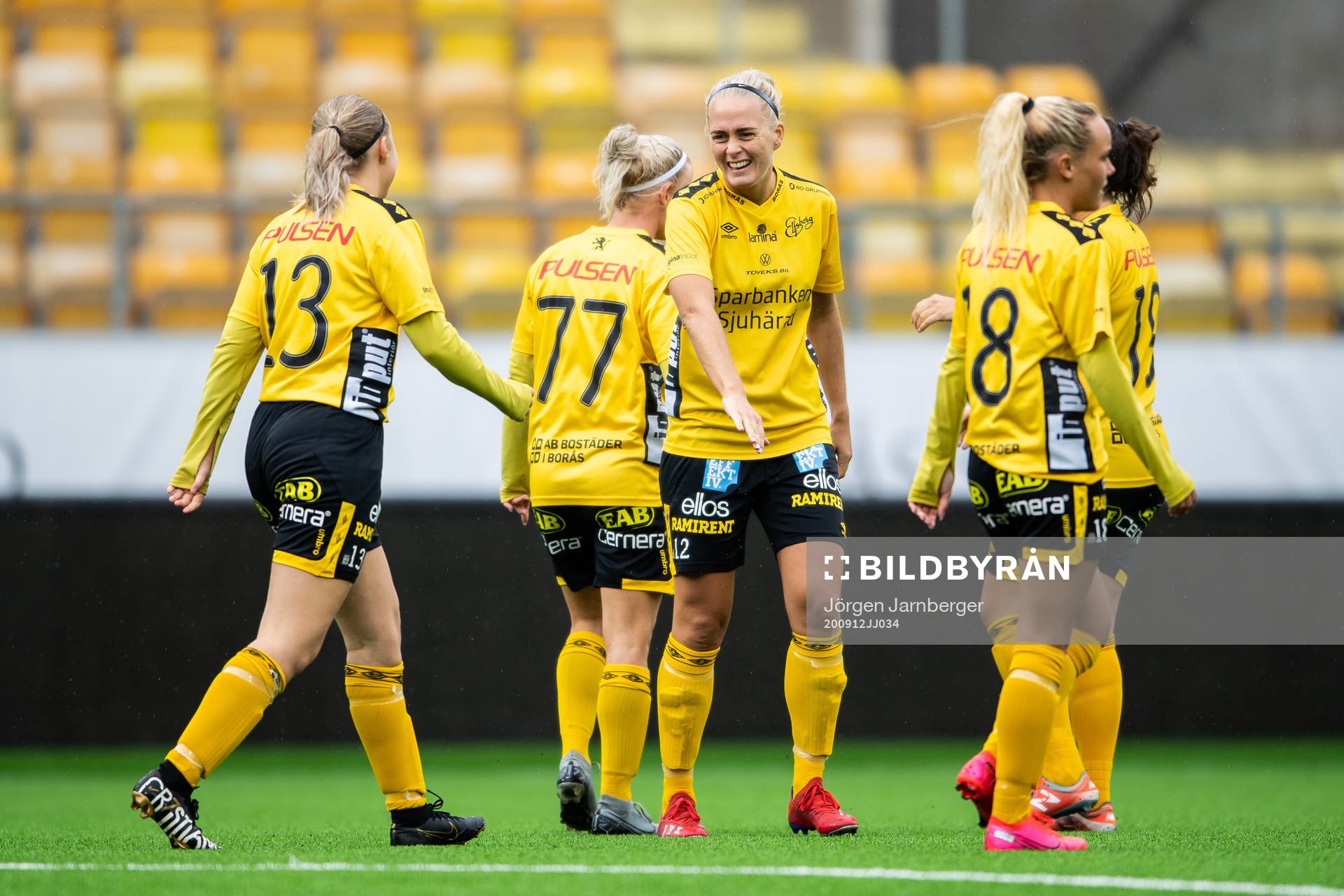 Elfsborgs spelare med Ellen Larsson i spetsen jublar
