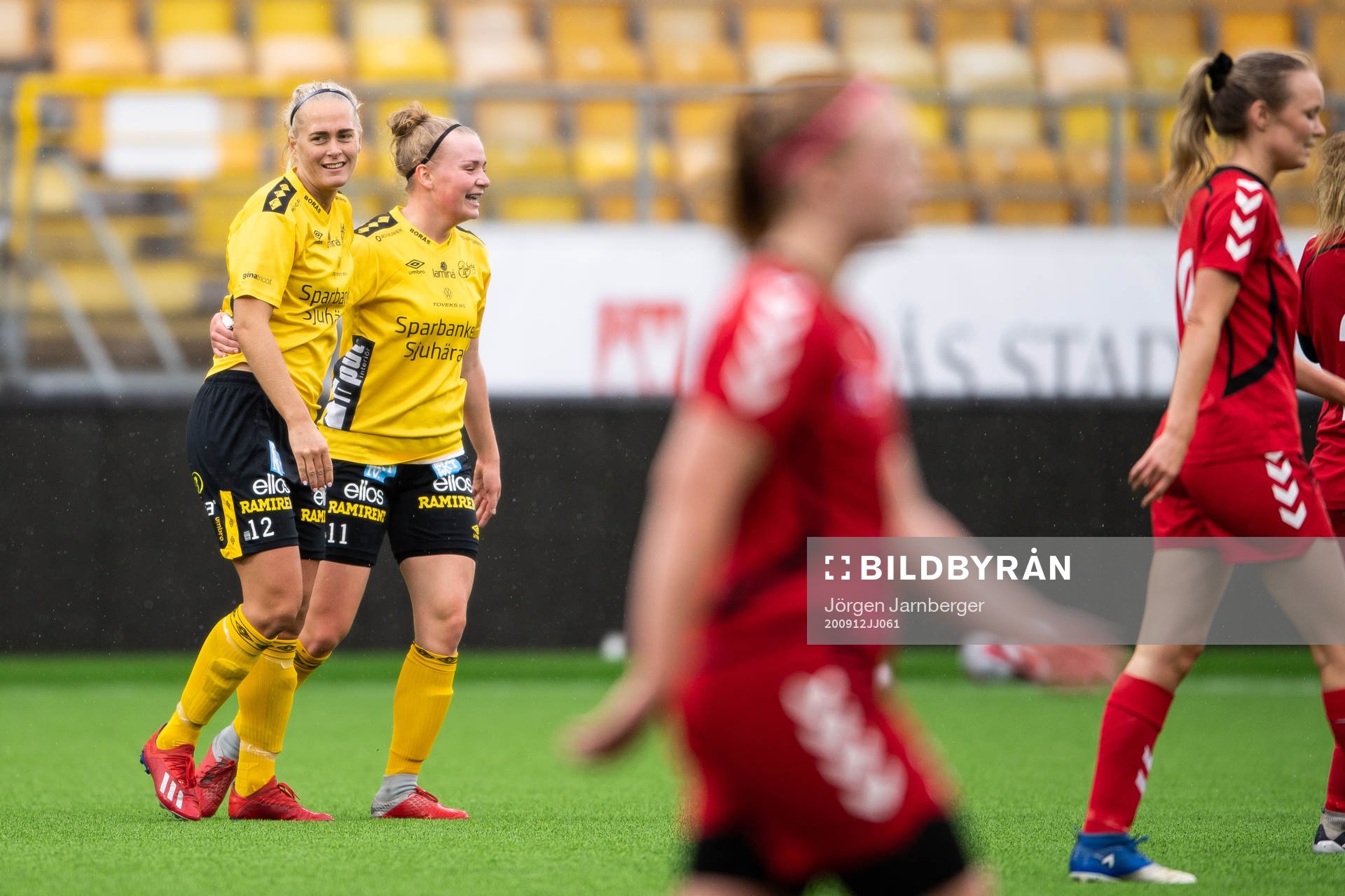 Elfsborgs Ellen Larsson jublar med Leann Nyström
