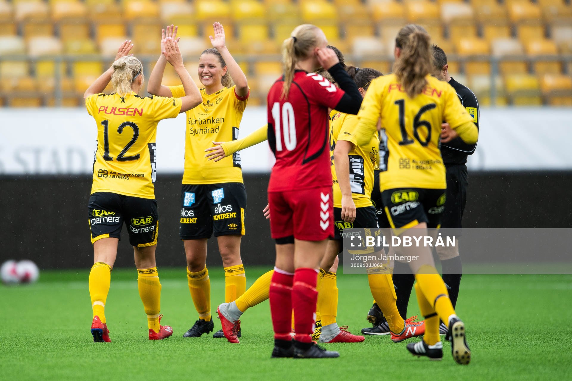 Elfsborgs Ellen Larsson jublar med Gabriella Uddh efter att gjort mål under fotbollsmatchen i Division 4 Dam mellan Elfsborg och Rävlanda/Bollebygd/Hestrafors den 12 september 2020 i Borås.