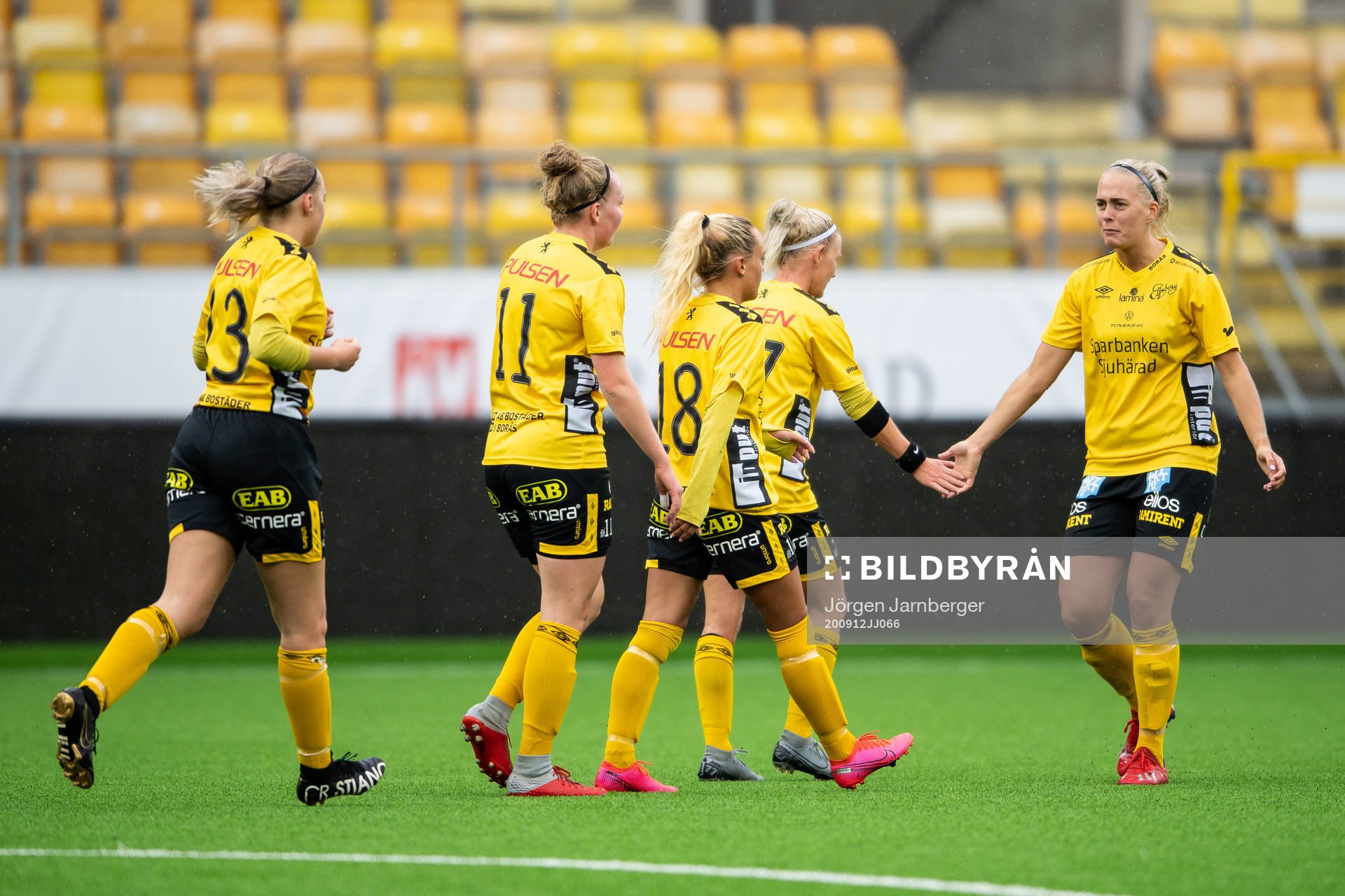 Elfsborgs Ellen Larsson jublar med Sara Jardving efter mål under fotbollsmatchen i Division 4 Dam mellan Elfsborg och Rävlanda/Bollebygd/Hestrafors den 12 september 2020 i Borås.
