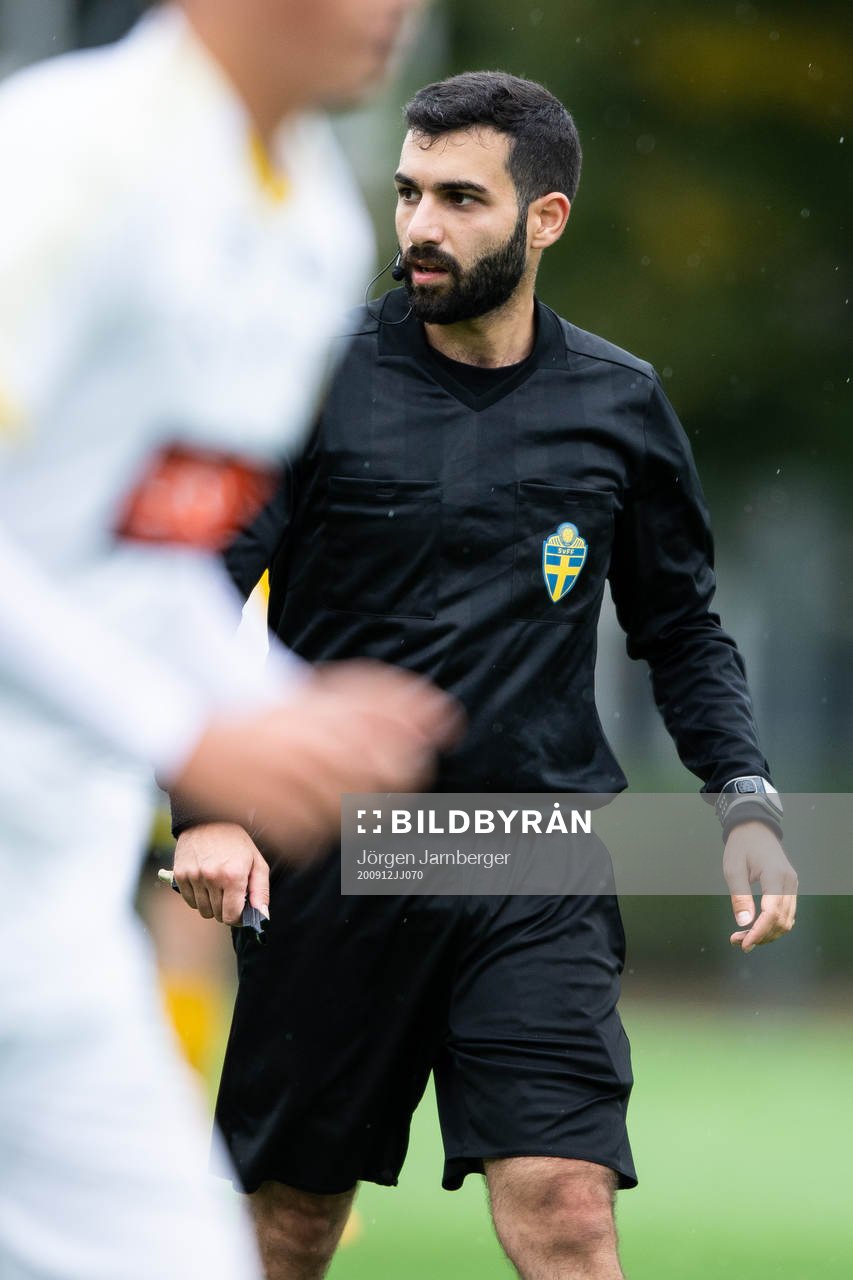 Domare Harman Haurami, Jönköping under fotbollsmatchen i P17 Allsvenskan mellan Elfsborg och Häcken den 12 september 2020 i Borås.