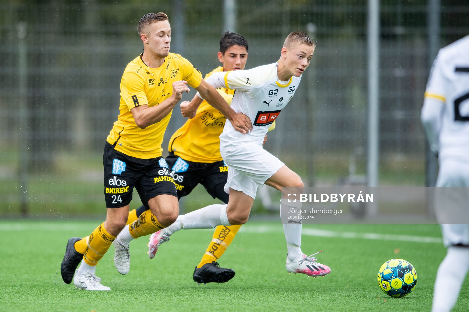 Elfsborgs Dennis Kjellberg och Häckens Oskar Ruuska under fotbollsmatchen i P17 Allsvenskan mellan Elfsborg och Häcken den 12 september 2020 i Borås.