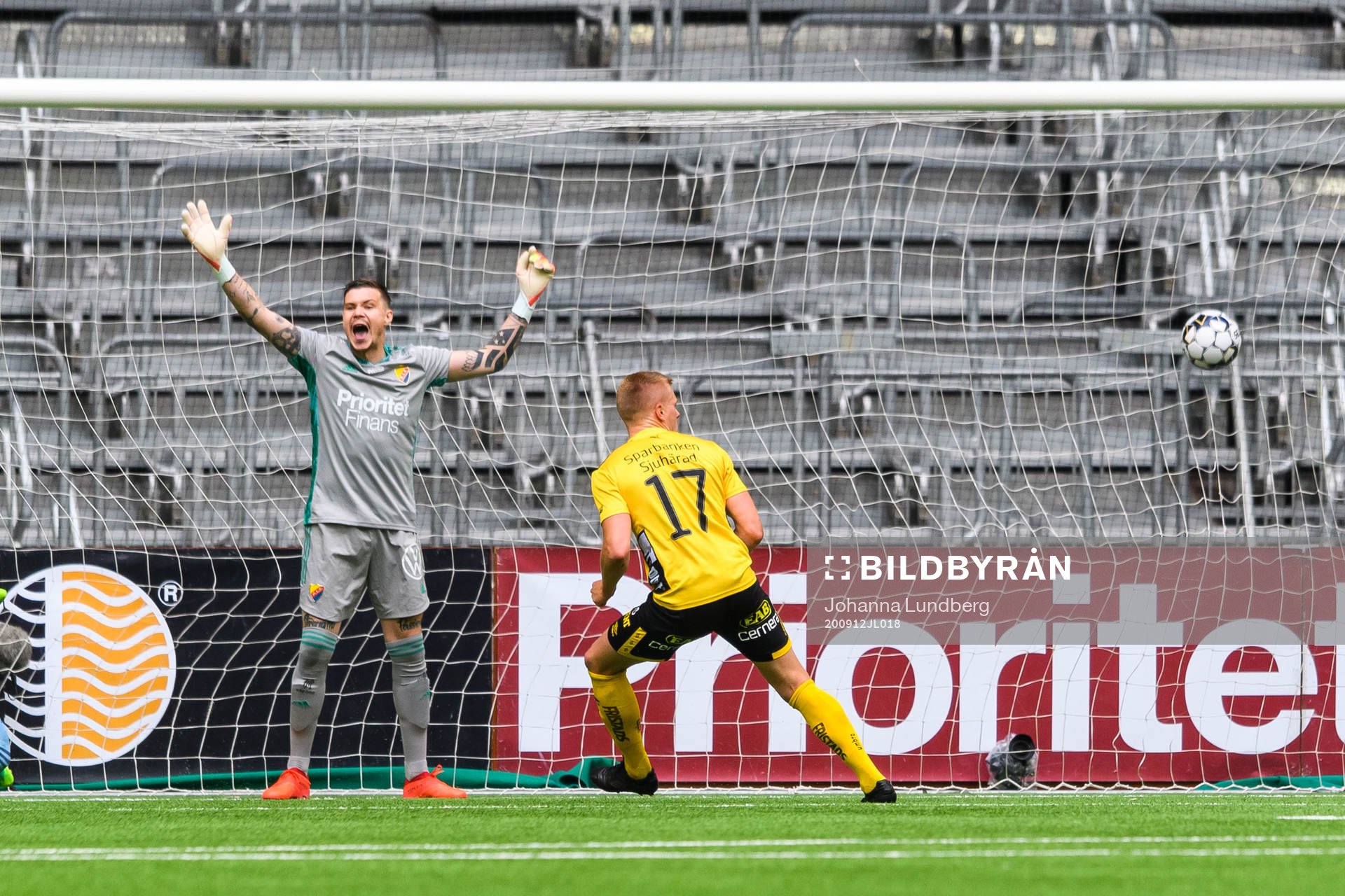 Djurgårdens målvakt Per Kristian Bråtveit reagerar