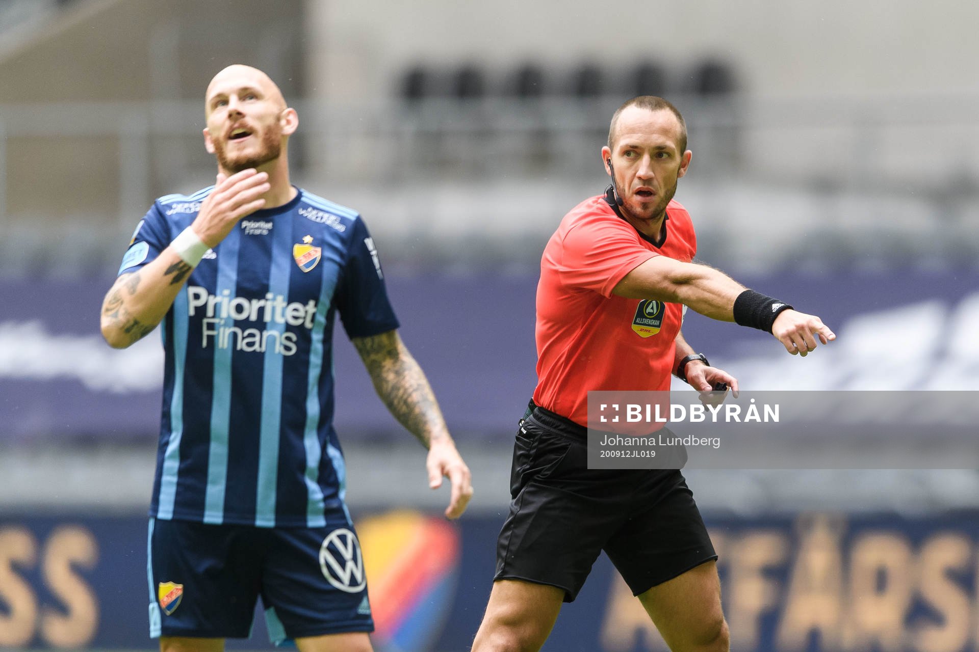 Djurgårdens Magnus Eriksson reagerar på ett domslut av