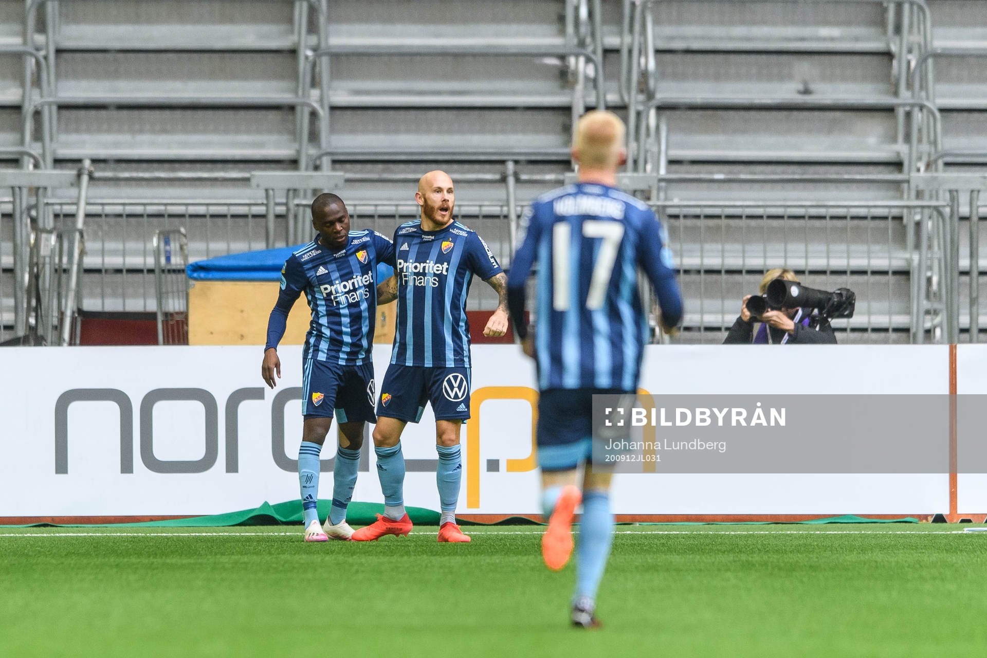Djurgårdens Edward Chilufya jublar med Magnus Eriksson