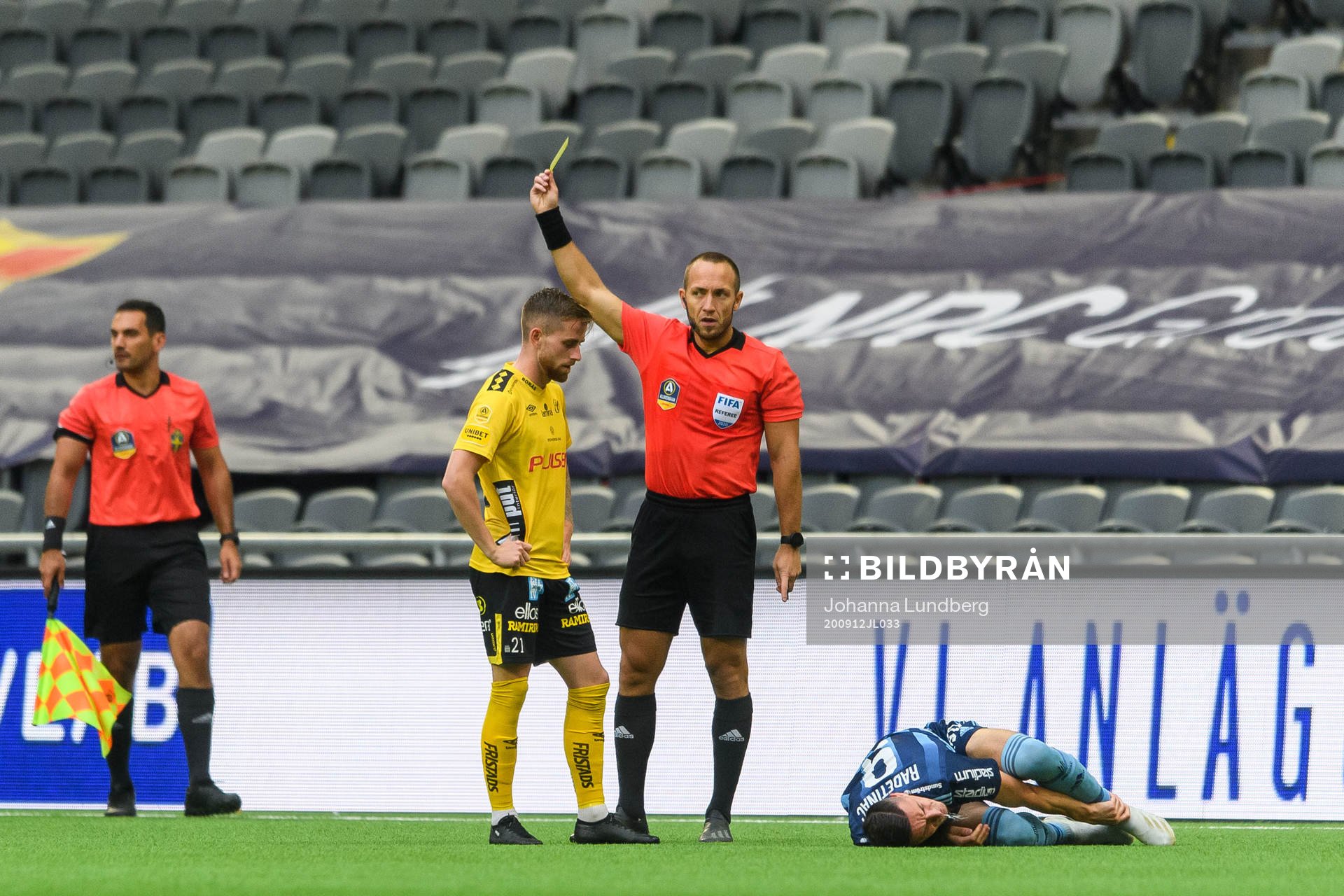Elfsborgs Rasmus Alm får en varning av domare Kaspar