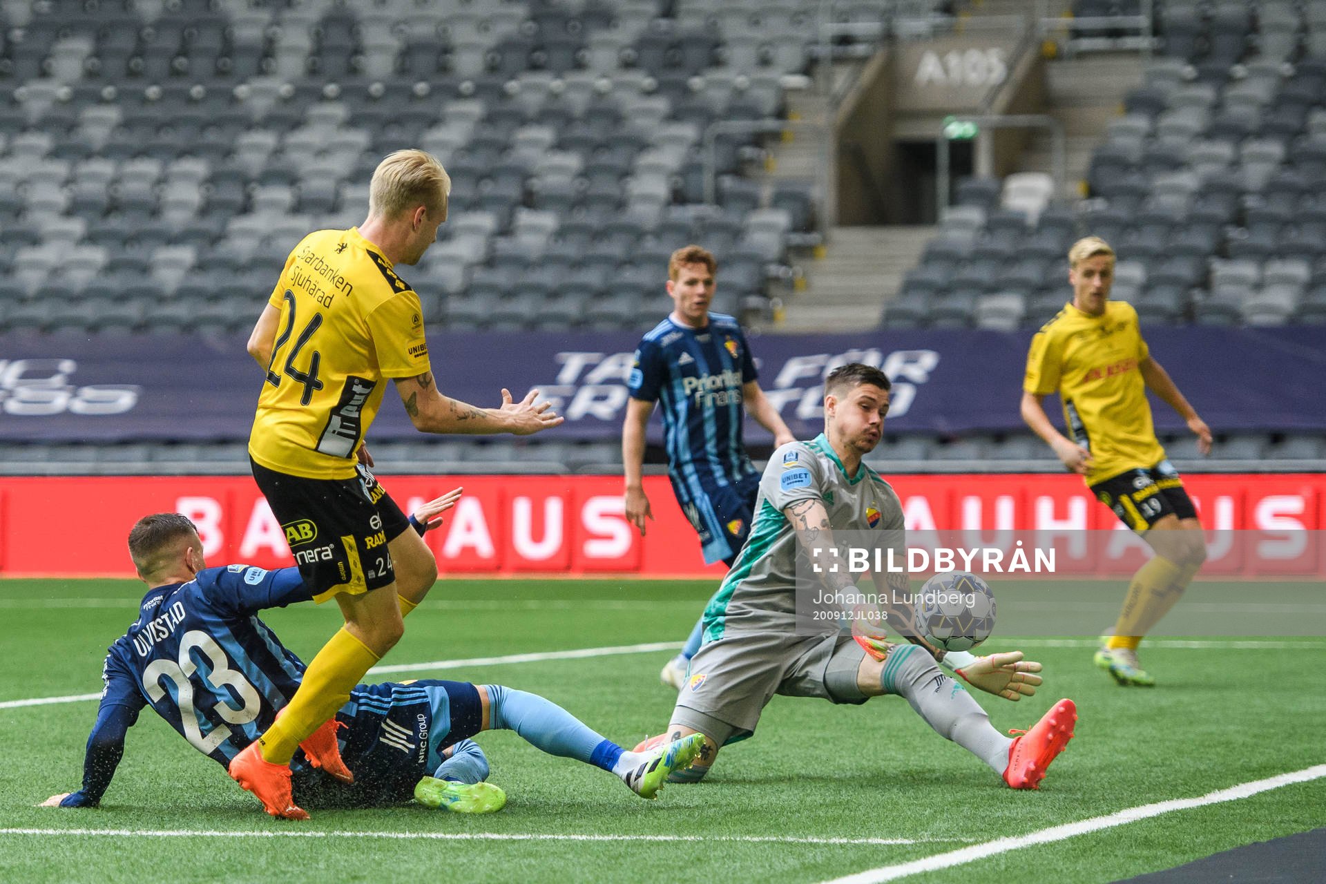 Elfsborgs Johan Larsson mot Djurgårdens målvakt Per