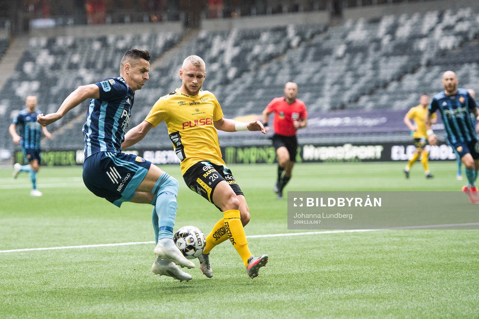 Djurgårdens Haris Radetinac och Elfsborgs Anton Thorsson under fotbollsmatchen i Allsvenskan mellan Djurgården och Elfsborg den 12 september 2020 i Stockholm.