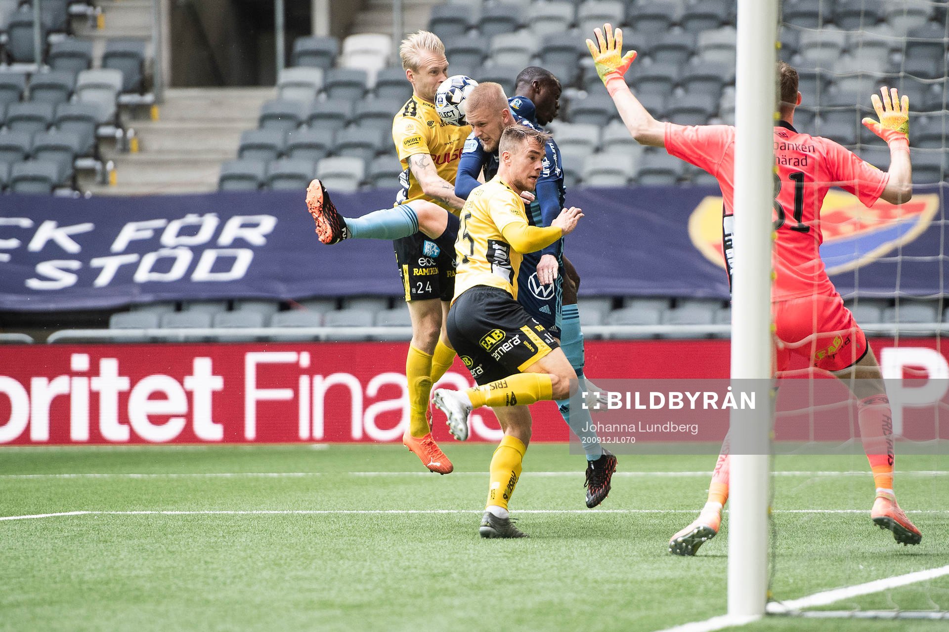 Elfsborgs Johan Larsson och Leo Väisänen mot Djurgårdens