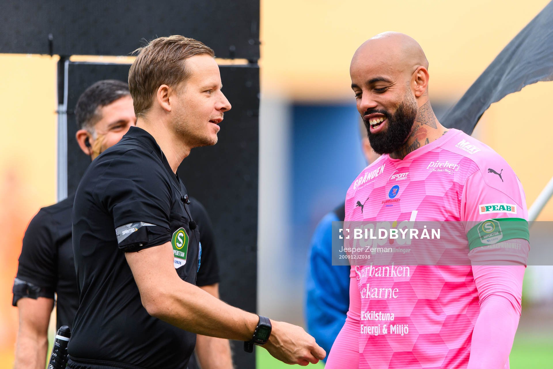 Domare Johan Krantz och AFC Eskilstunas målvakt Joshua