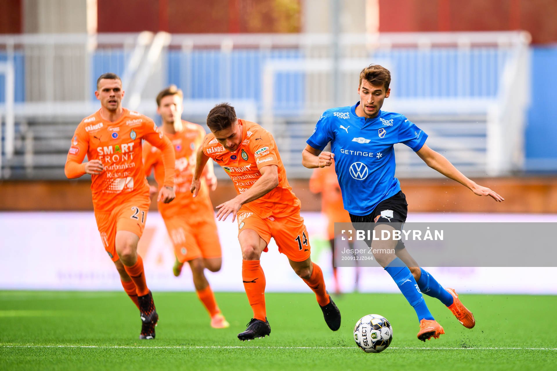 AFC Eskilstunas Ryabn Williams och Halmstads Rasmus Wiedesheim-Paul under fotbollsmatchen i Superettan  mellan AFC Eskilstuna och Halmstad den 12 september 2020 i Eskilstuna.