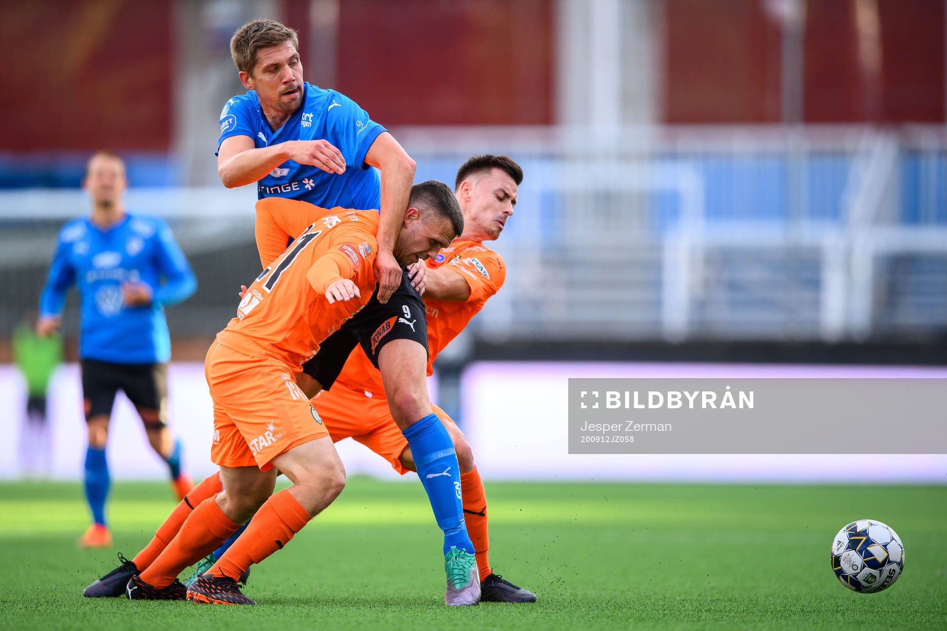 Halmstads Rasmus Wiedesheim-Paul mot AFC Eskilstunas Jesper Manns och Ryabn Williams under fotbollsmatchen i Superettan mellan AFC Eskilstuna och Halmstad den 12 september 2020 i Eskilstuna.