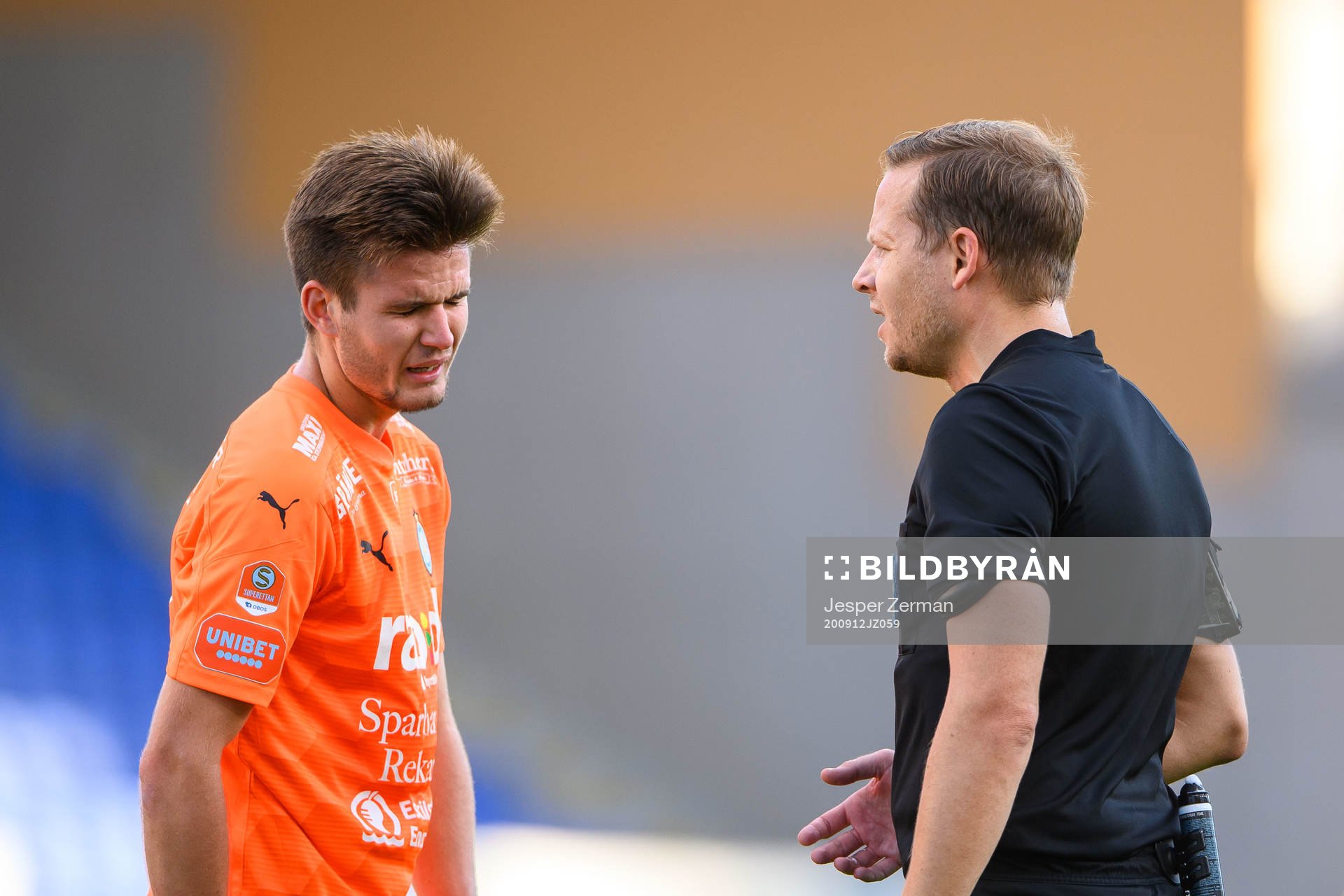 AFC Eskilstunas Wilhelm Loeper i samtal med domare Johan Krantz under fotbollsmatchen i Superettan  mellan AFC Eskilstuna och Halmstad den 12 september 2020 i Eskilstuna.