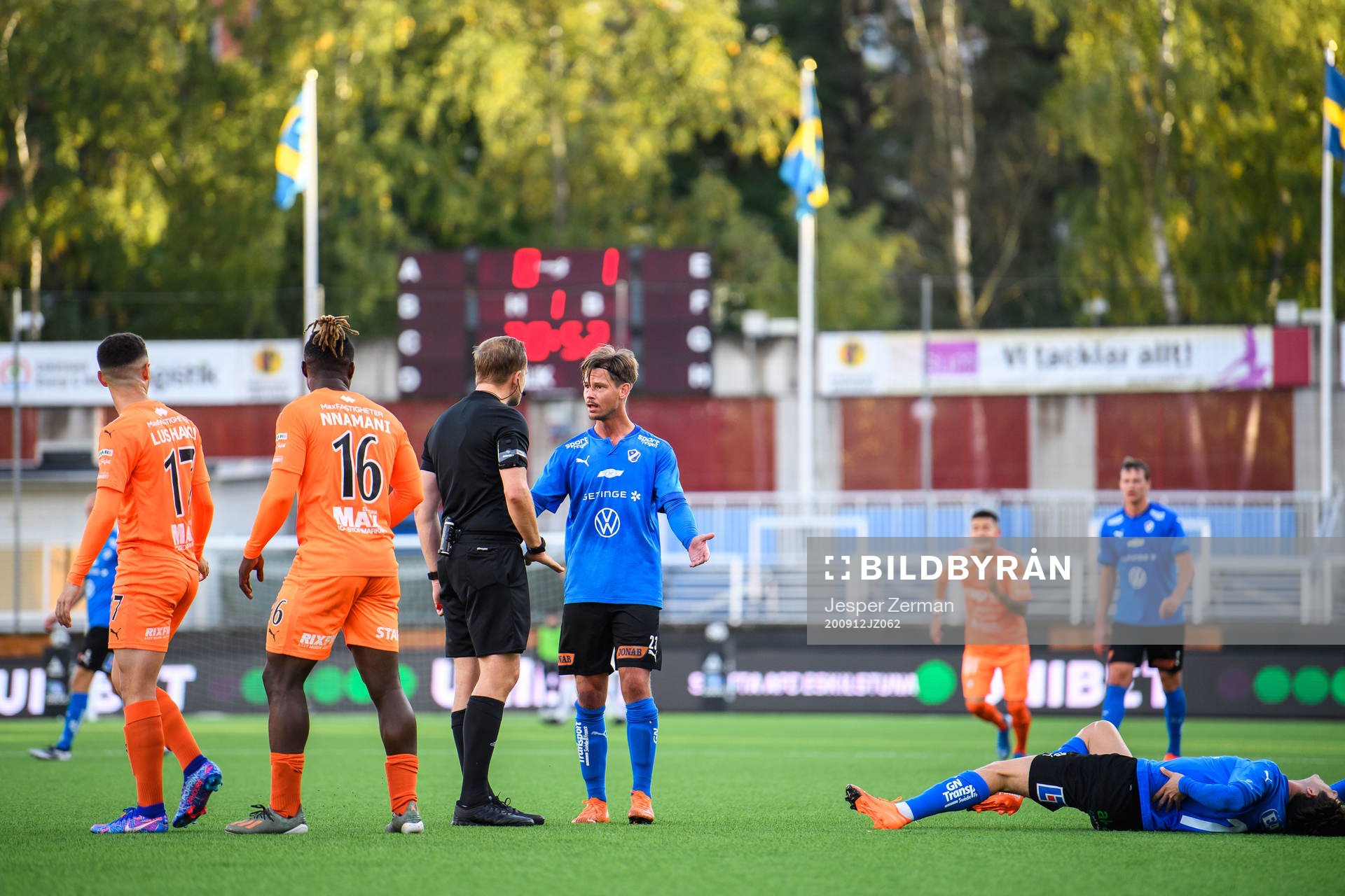 Halmstads Dusan Djuric reagerar mot domare Johan Krantz