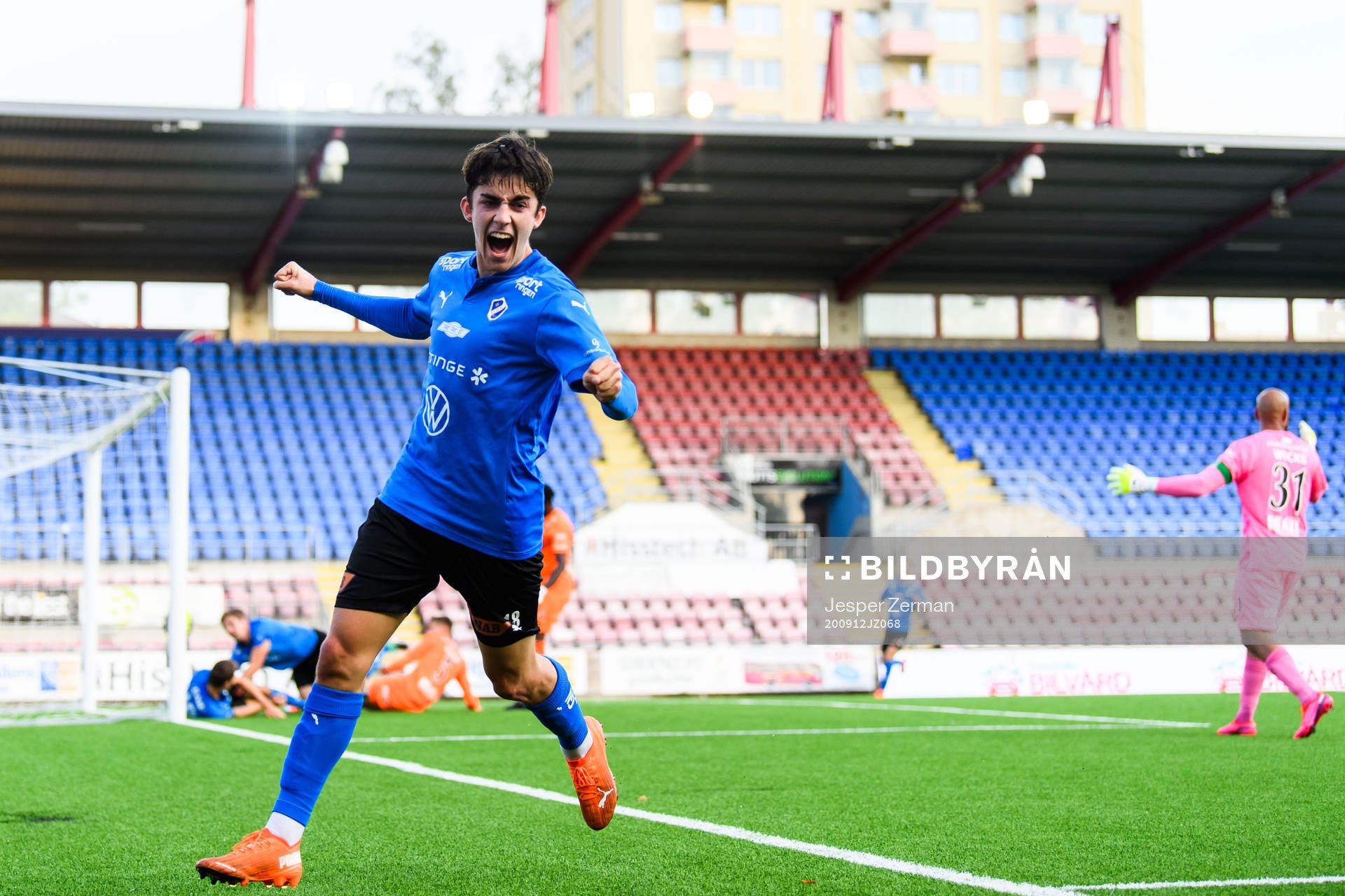 Halmstads Emil Tot Wikström jublar efter 0-2 under fotbollsmatchen i Superettan mellan AFC Eskilstuna och Halmstad den 12 september 2020 i Eskilstuna.