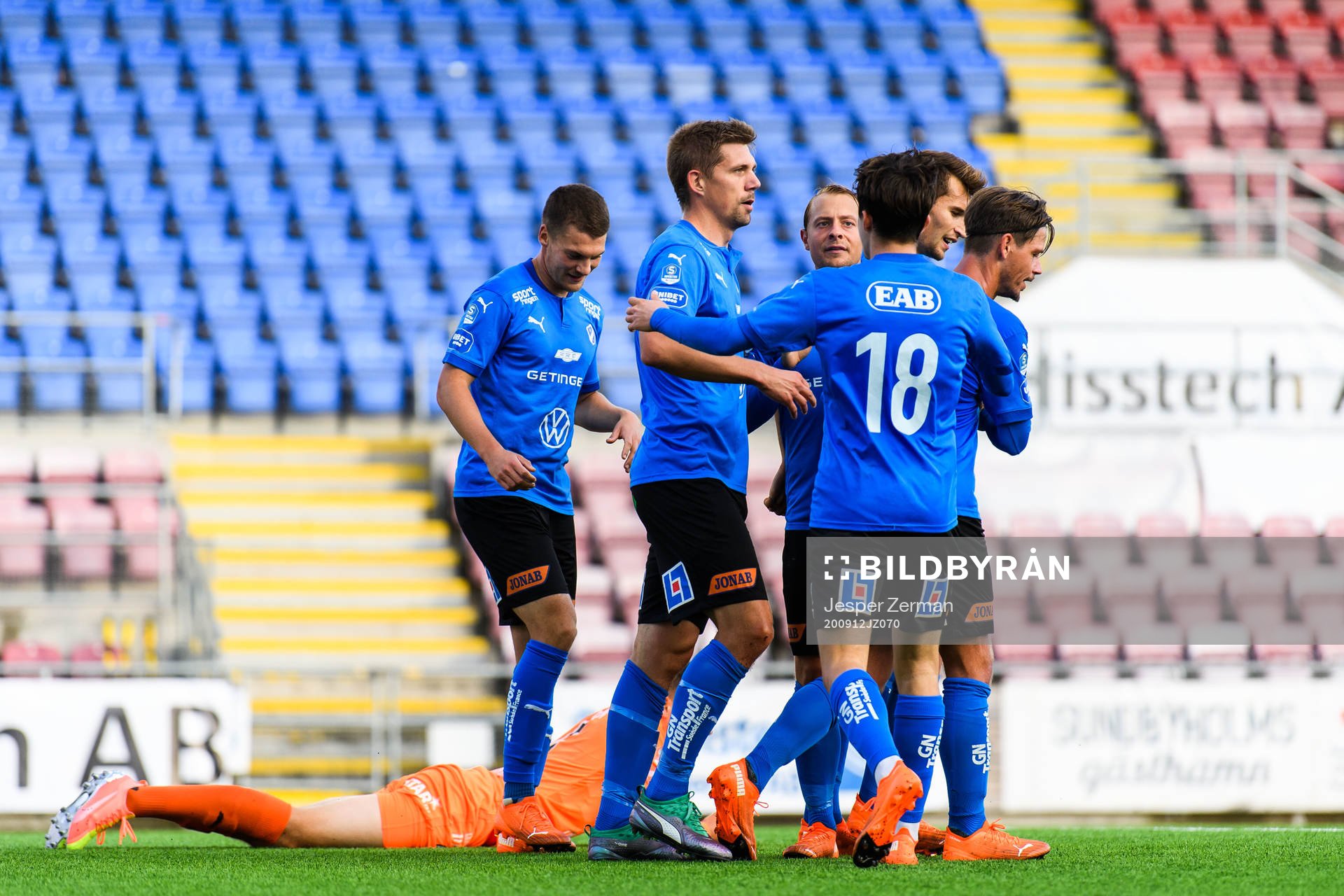 Halmstads Mikael Boman jublar med lagkamrater efter 0-2 under fotbollsmatchen i Superettan mellan AFC Eskilstuna och Halmstad den 12 september 2020 i Eskilstuna.