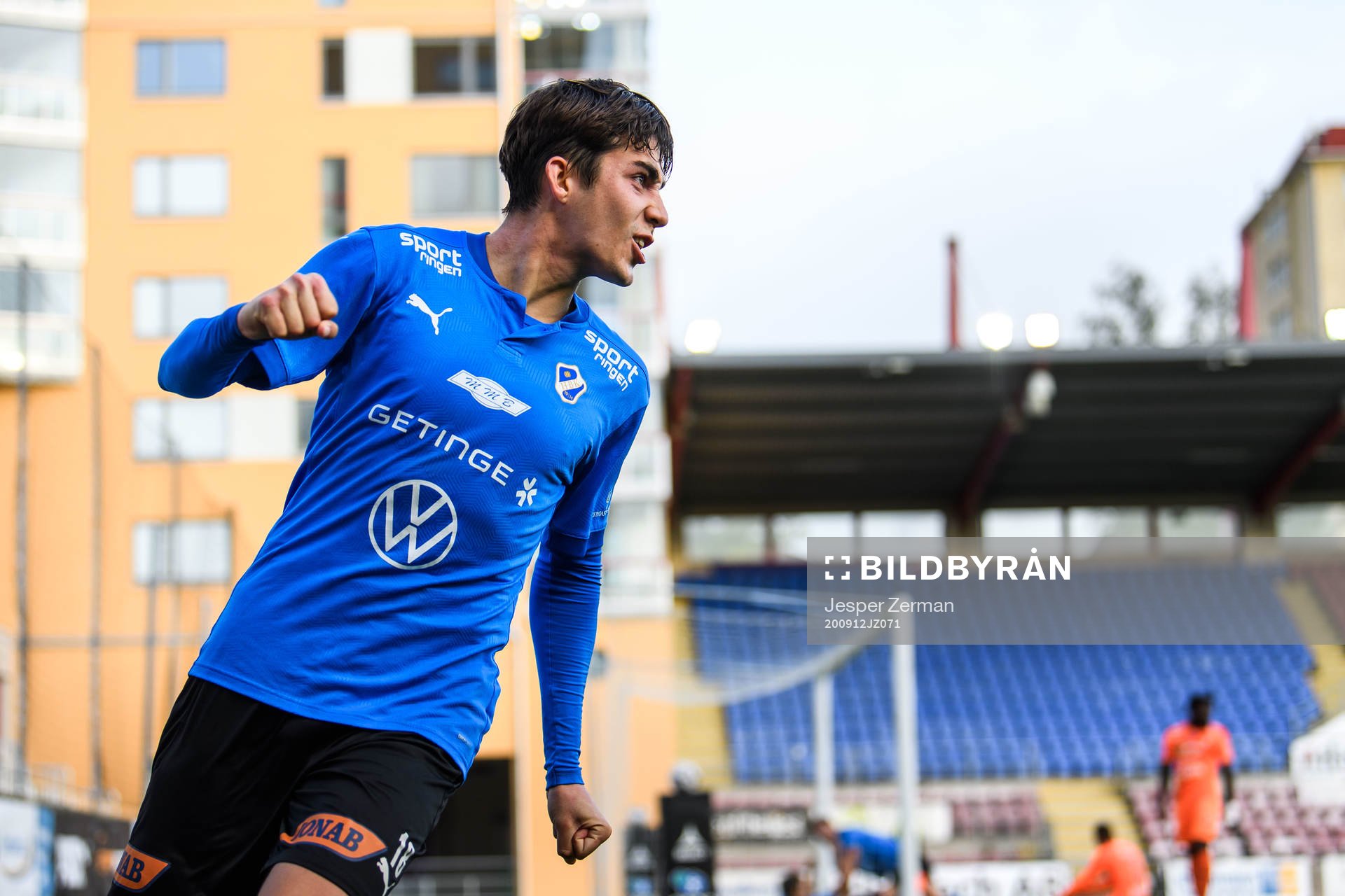 Halmstads Emil Tot Wikström jublar efter 0-2 under fotbollsmatchen i Superettan mellan AFC Eskilstuna och Halmstad den 12 september 2020 i Eskilstuna.