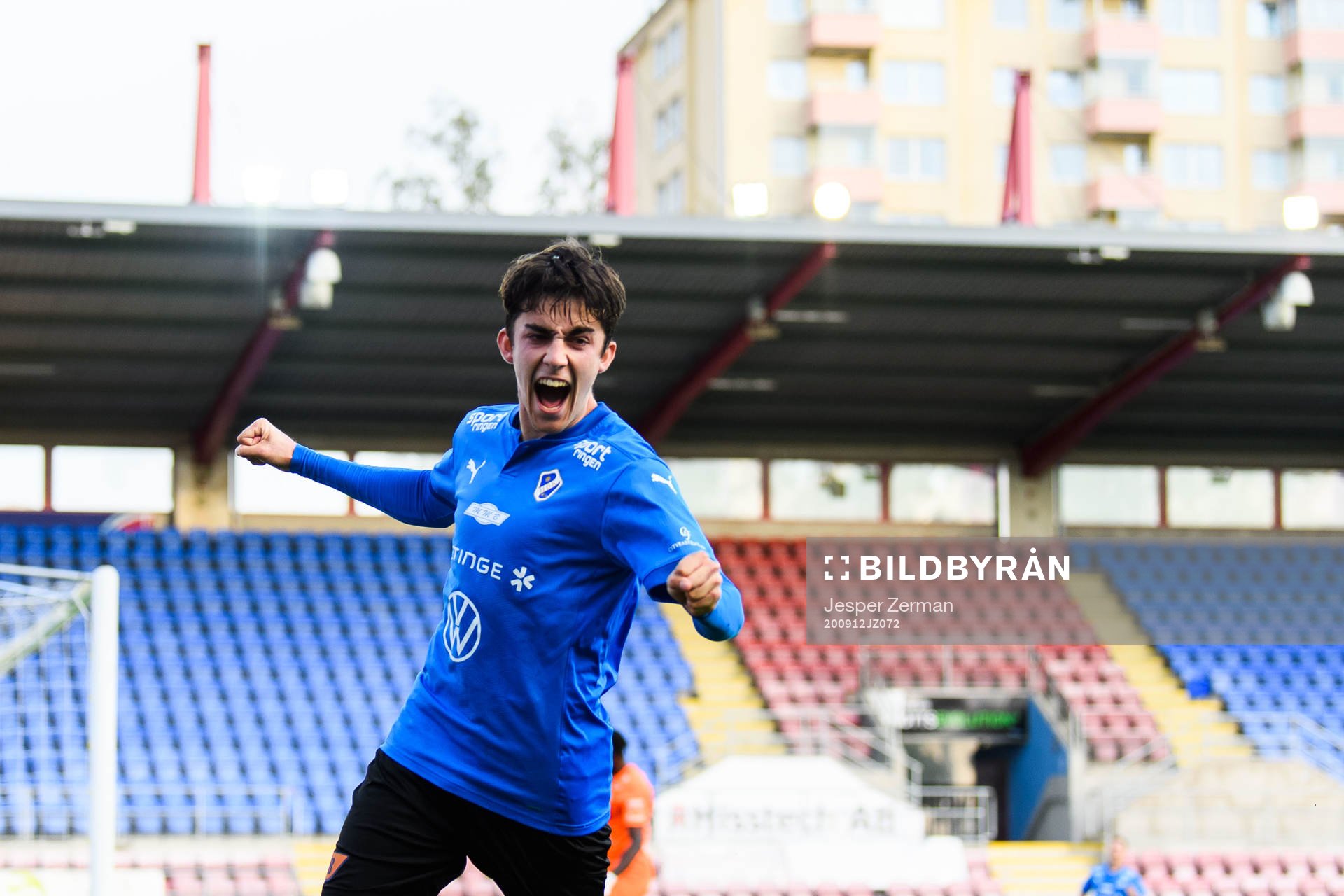 Halmstads Emil Tot Wikström jublar efter 0-2 under fotbollsmatchen i Superettan mellan AFC Eskilstuna och Halmstad den 12 september 2020 i Eskilstuna.