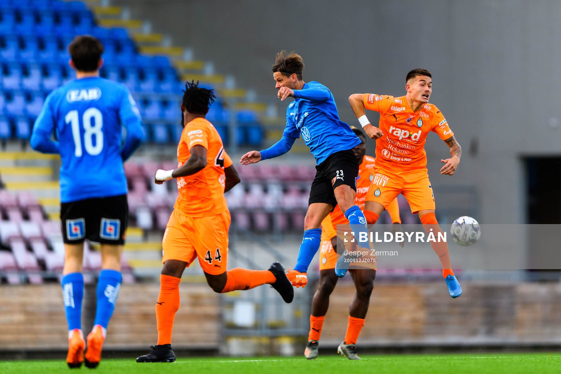 Halmstads Dusan Djuric och AFC Eskilstunas Adam Larsson