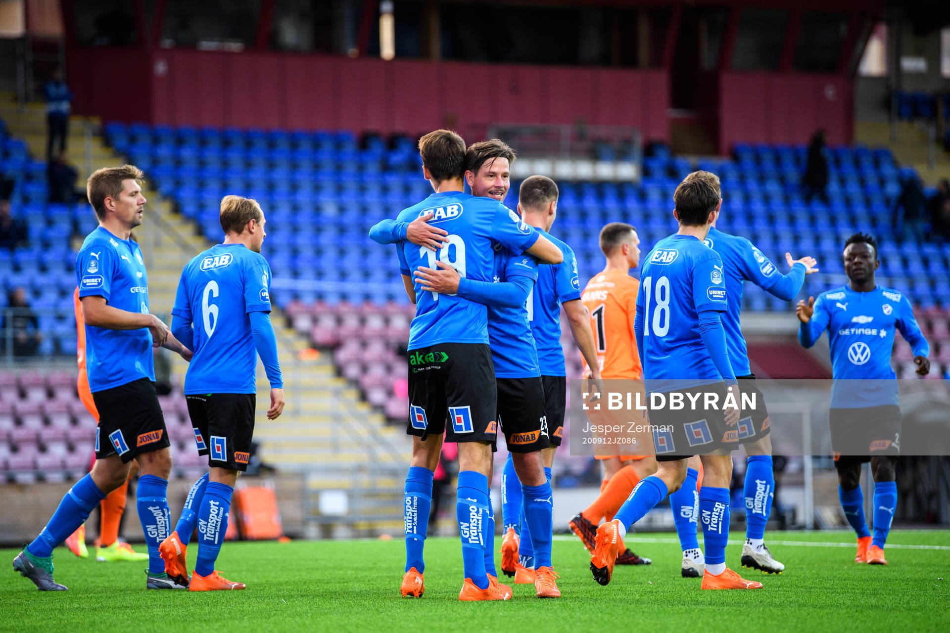 Halmstads Rasmus Wiedesheim-Paul jublar med Dusan Djuric efter 0-3 under fotbollsmatchen i Superettan mellan AFC Eskilstuna och Halmstad den 12 september 2020 i Eskilstuna.
