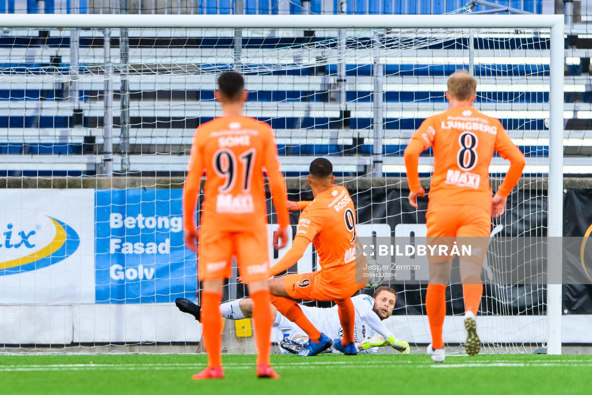 Halmstads målvakt Malkolm Nilsson Säfqvist räddar en