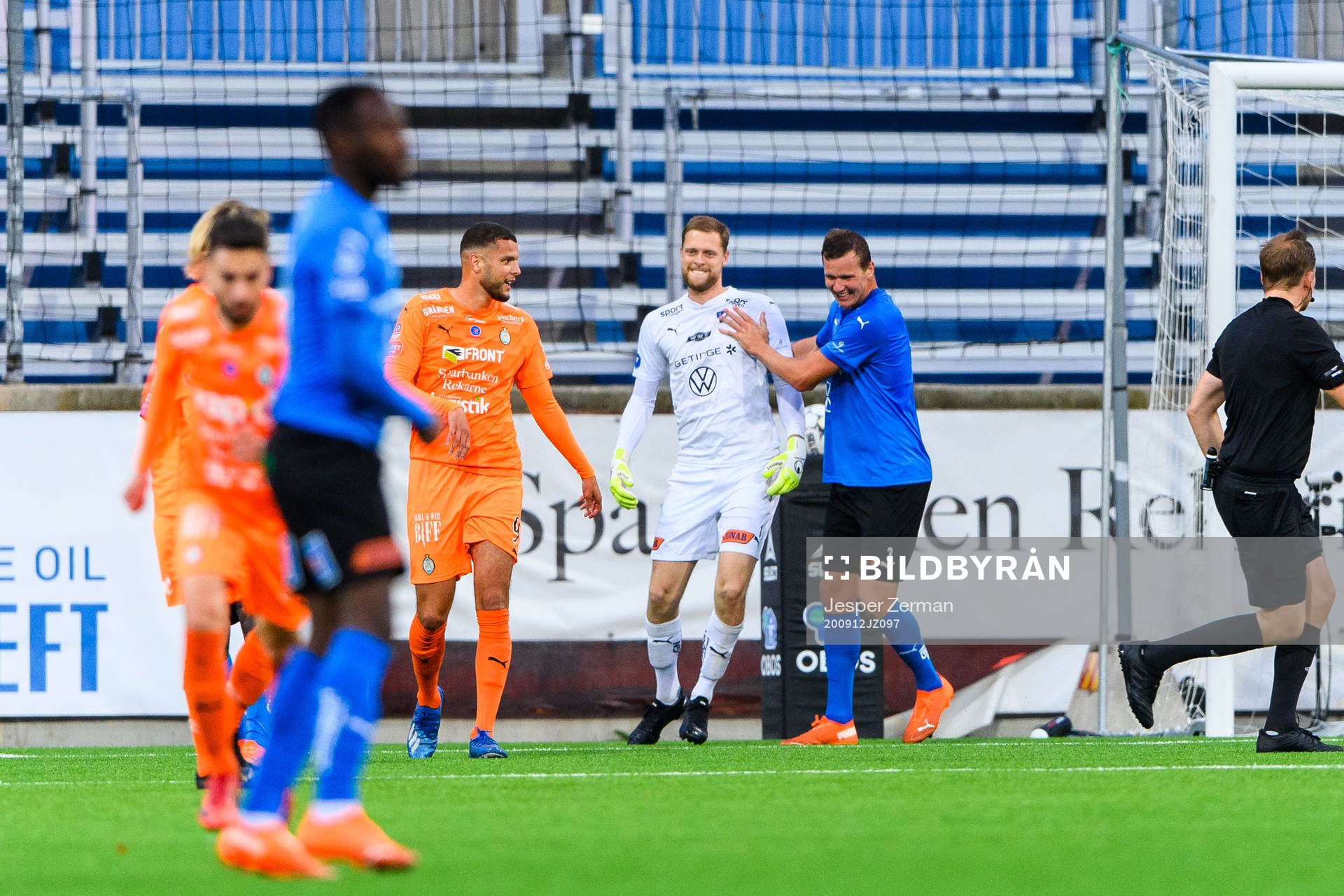 Halmstads målvakt Malkolm Nilsson Säfqvist jublar med Alexander Berntsson efter en räddad straff under fotbollsmatchen i Superettan mellan AFC Eskilstuna och Halmstad den 12 september 2020 i Eskilstuna.