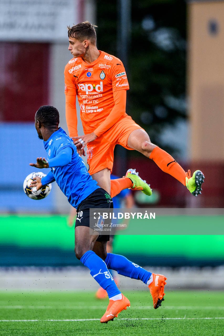 Halmstads Sadat Karim och AFC Eskilstunas Pontus Rödin