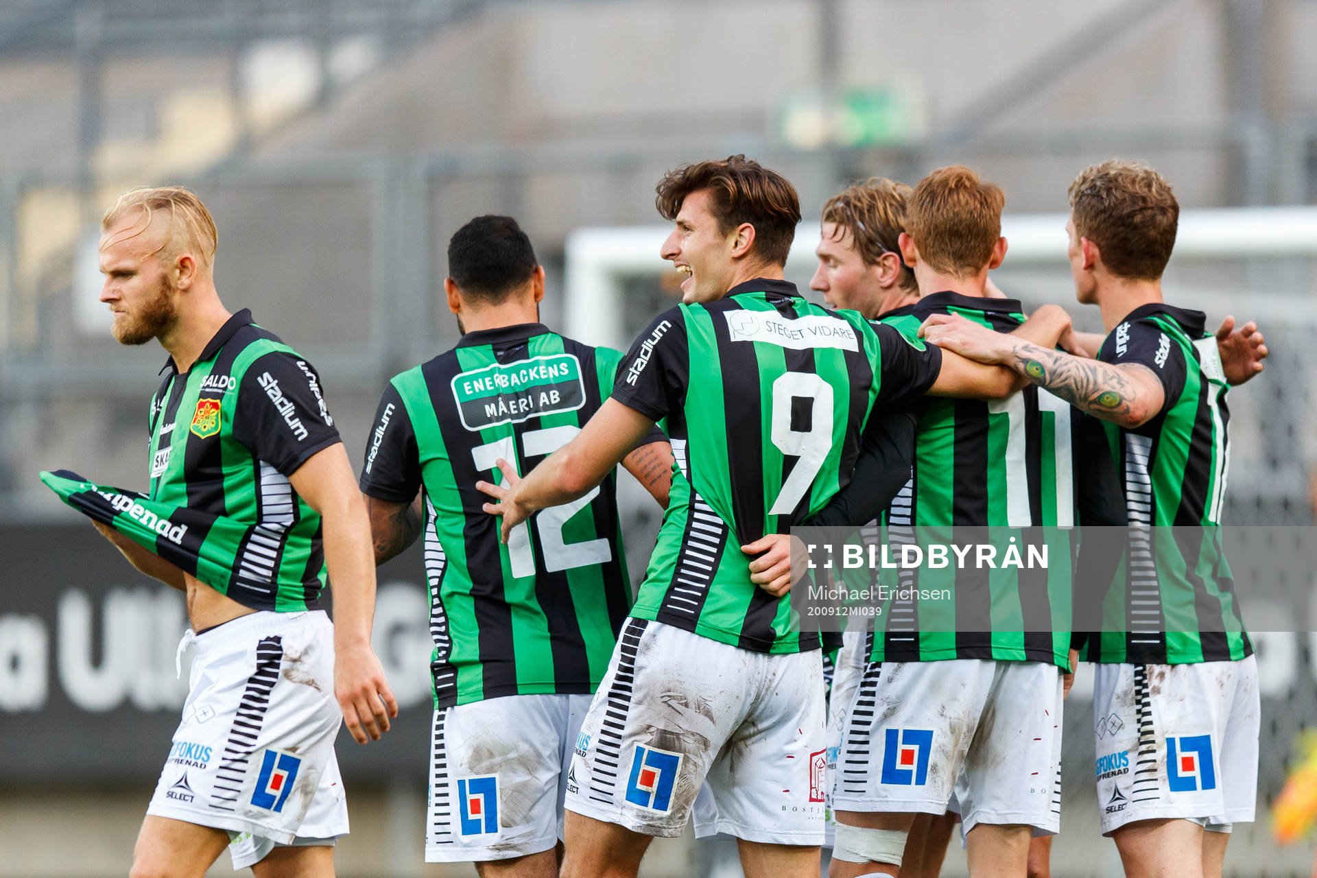 GAIS Julius Lindberg jublar med lagkamrater