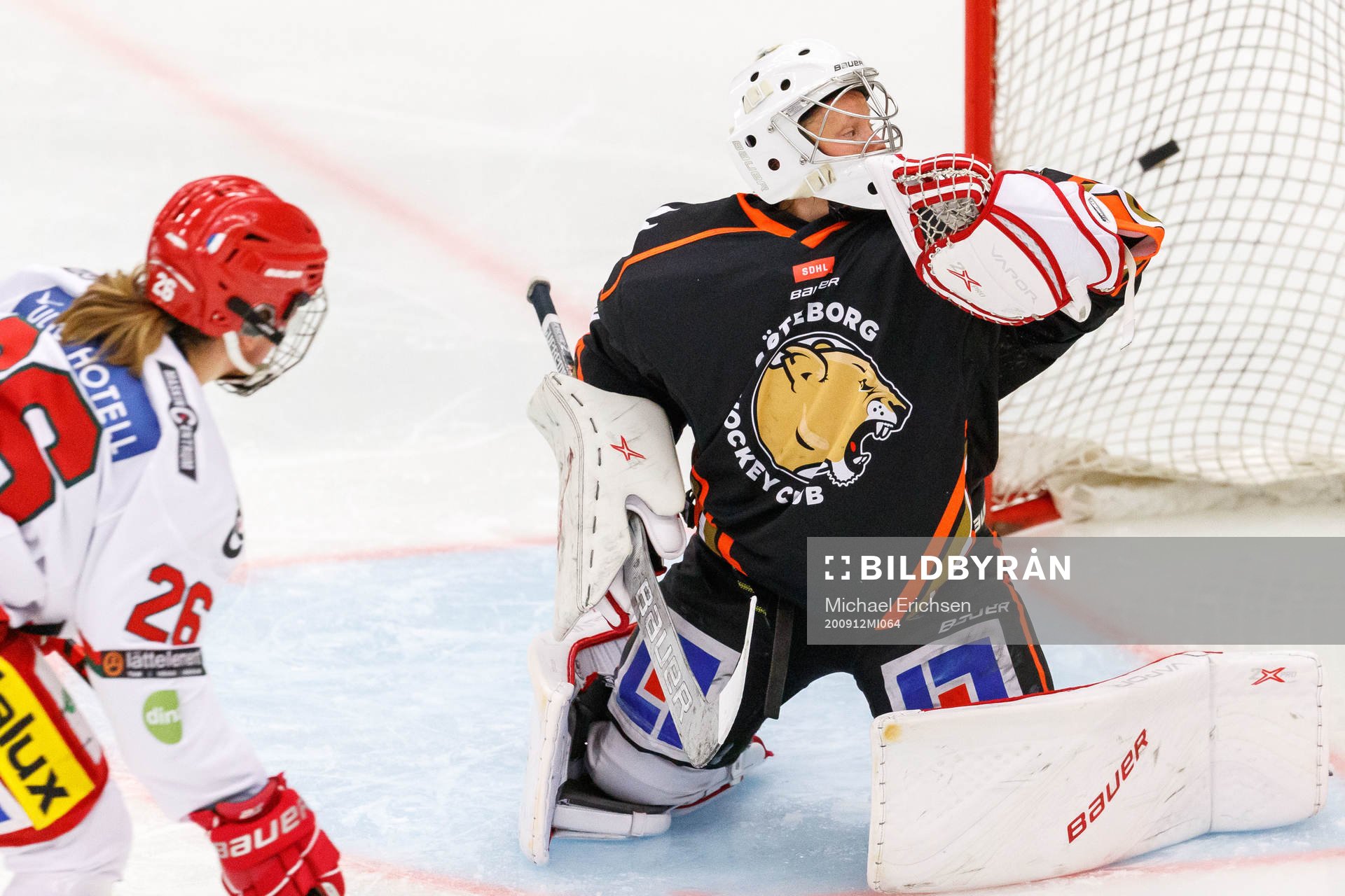Modos Marion Allemoz gör 0-2 bakom Göteborgs målvakt