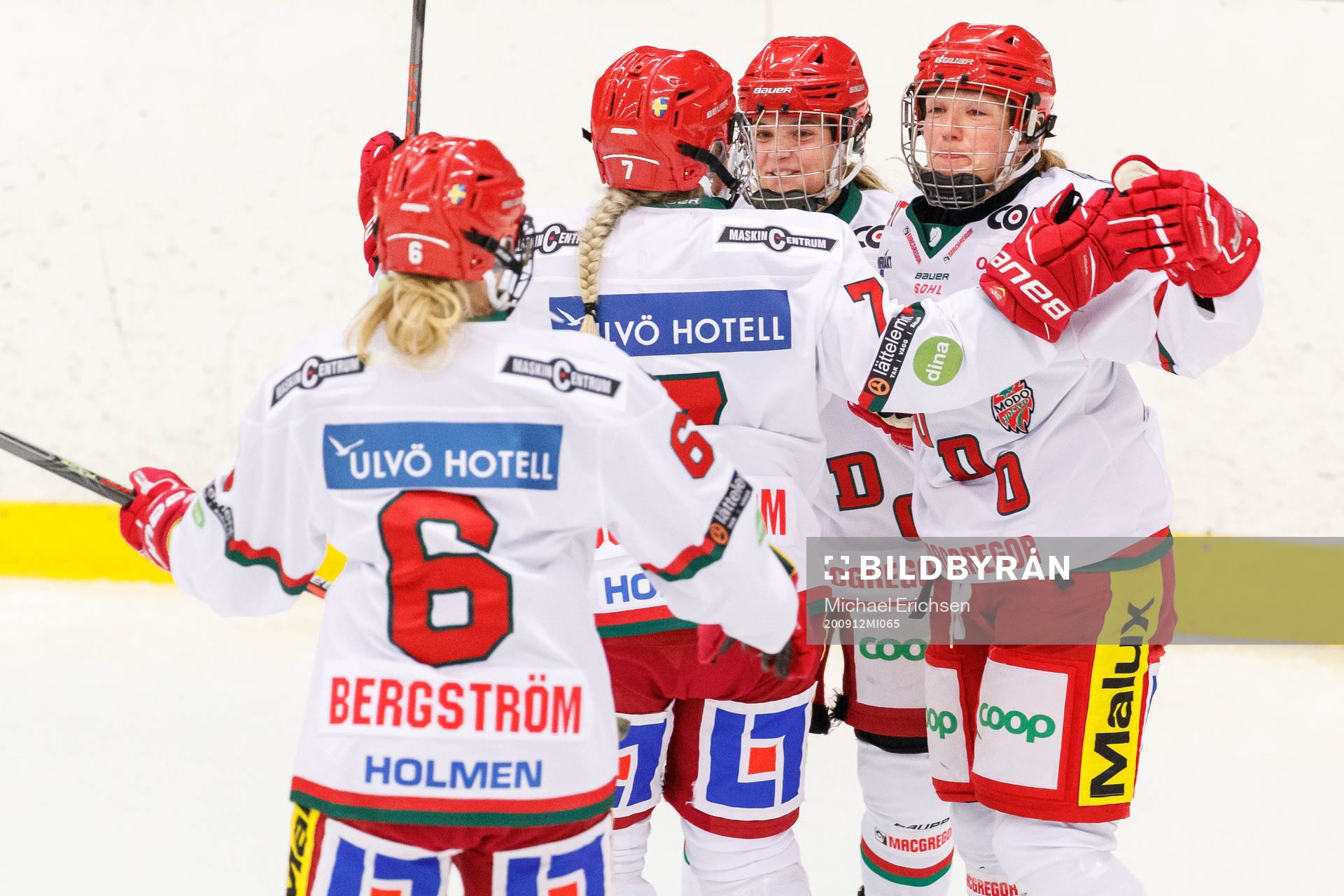Modos Marion Allemoz jublar med lagkamrater