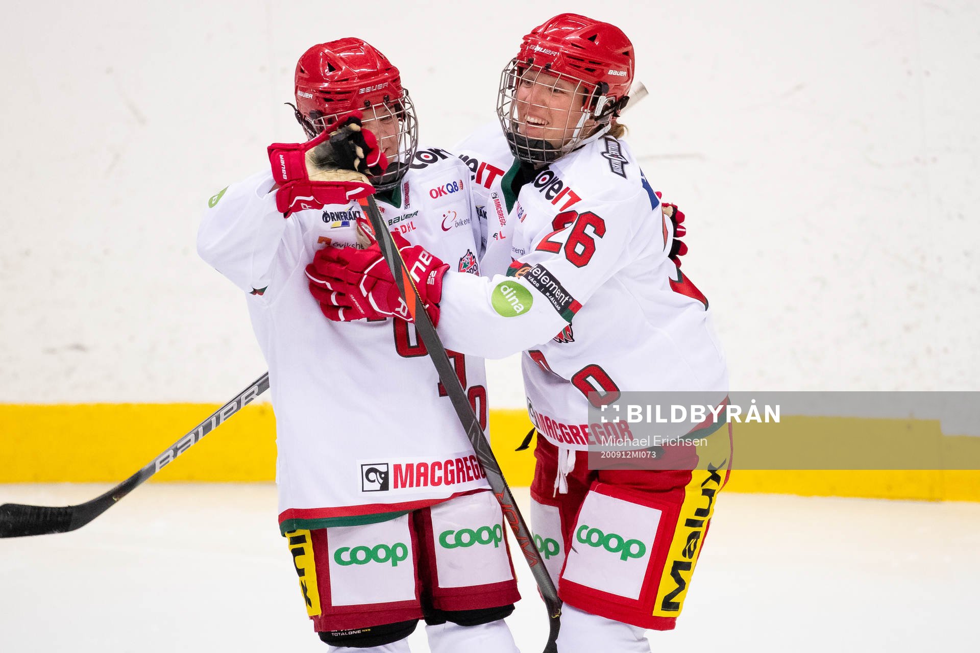 Modos Marion Allemoz jublar med Amanda Ahlm