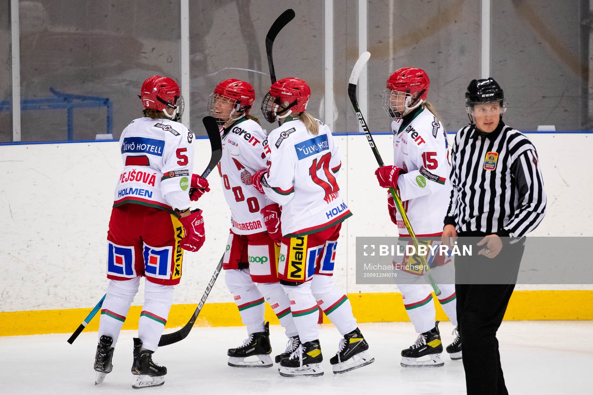 Modos Marion Allemoz jublar med lagkamrater
