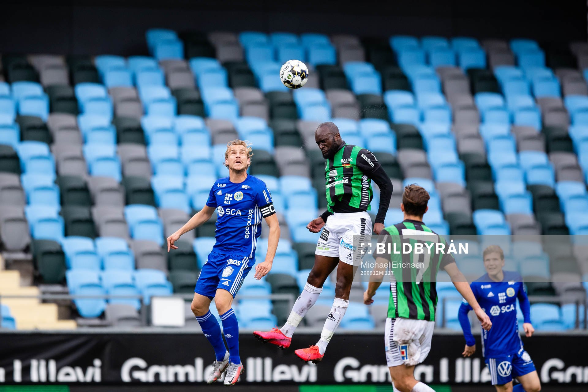 Sundsvalls Pontus Engblom och GAIS Boris Lumbana i nickduell under fotbollsmatchen i Superettan mellan GAIS och GIF Sundsvall den 12 september 2020 i Göteborg.