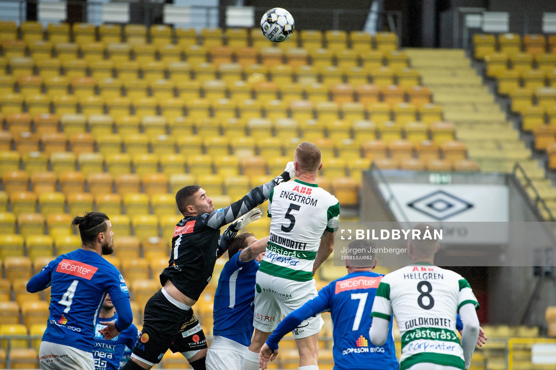 Norrbys målvakt Mergim Krasniqi boxar bort bollen
