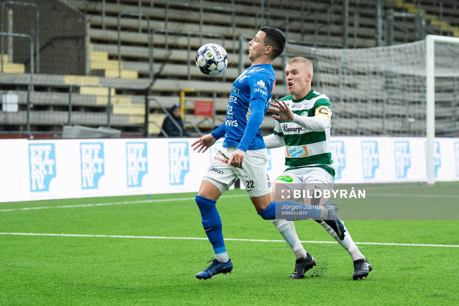 Västerås Sean Sabetkar i kamp med Norrbys Ezequiel Montagna under fotbollsmatchen i Superettan mellan Norrby och Västerås SK den 13 september 2020 i Borås.