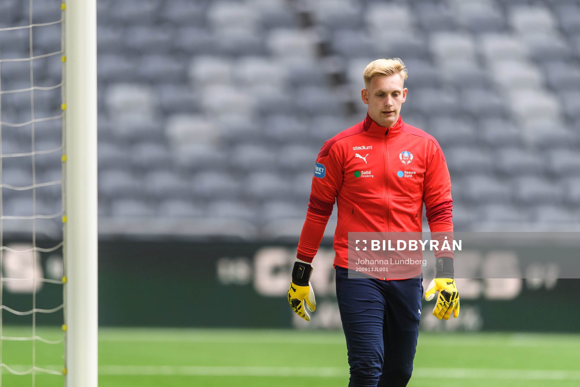 Helsingborgs målvakt Ian Pettersson värmer upp