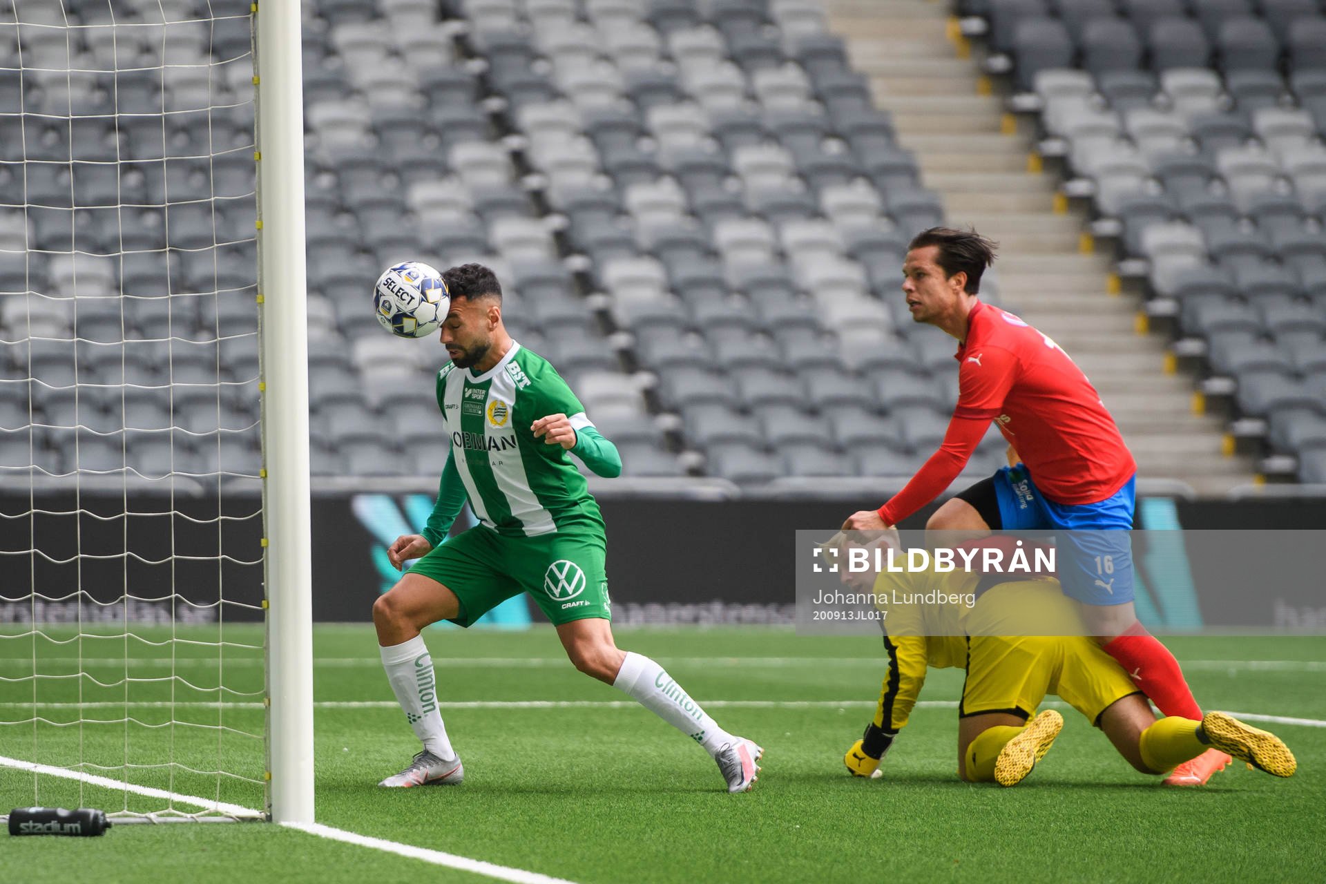 Hammarbys Imad Khalili nickar in 1-0 framför Helsingborgs