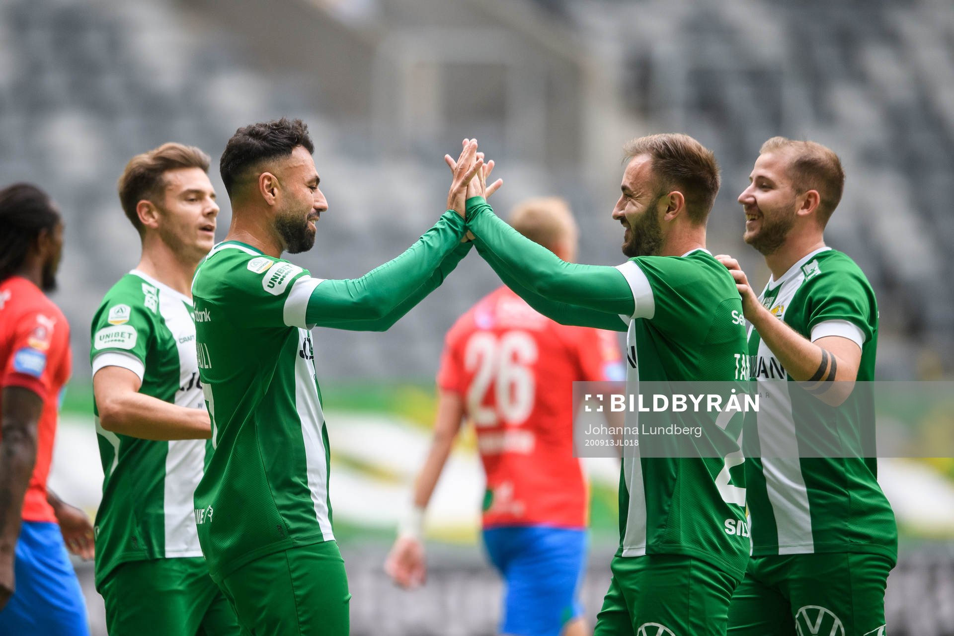 Hammarbys Alexander Kacaniklic, Imad Khalili, Muamer Tankovic och Darijan Bojanic jublar efter 1-0 under fotbollsmatchen i Allsvenskan mellan Hammarby och Helsingborg den 13 september 2020 i Stockholm.